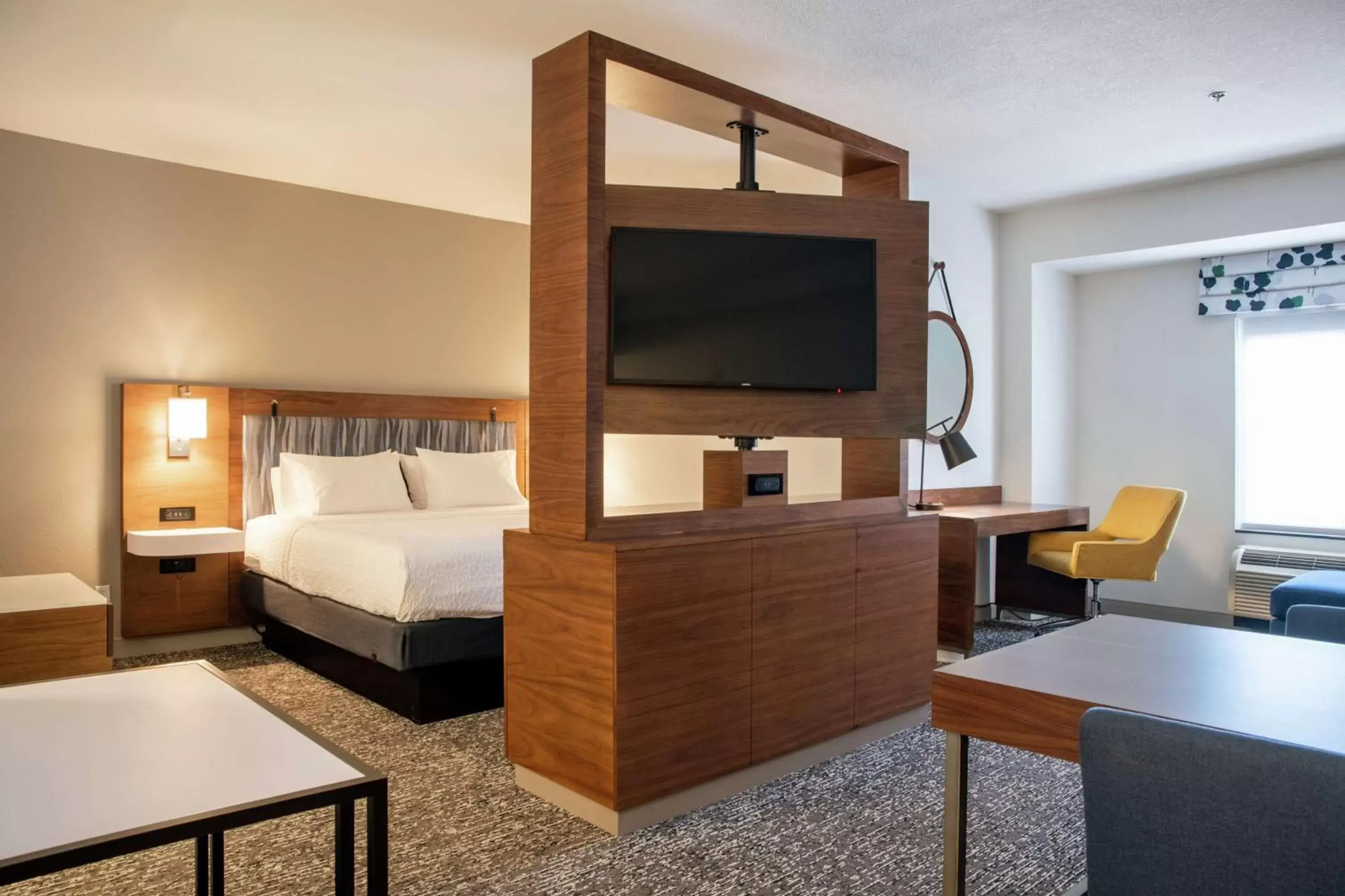 Bedroom, TV/Entertainment Center in Hampton Inn & Suites Sherman Oaks