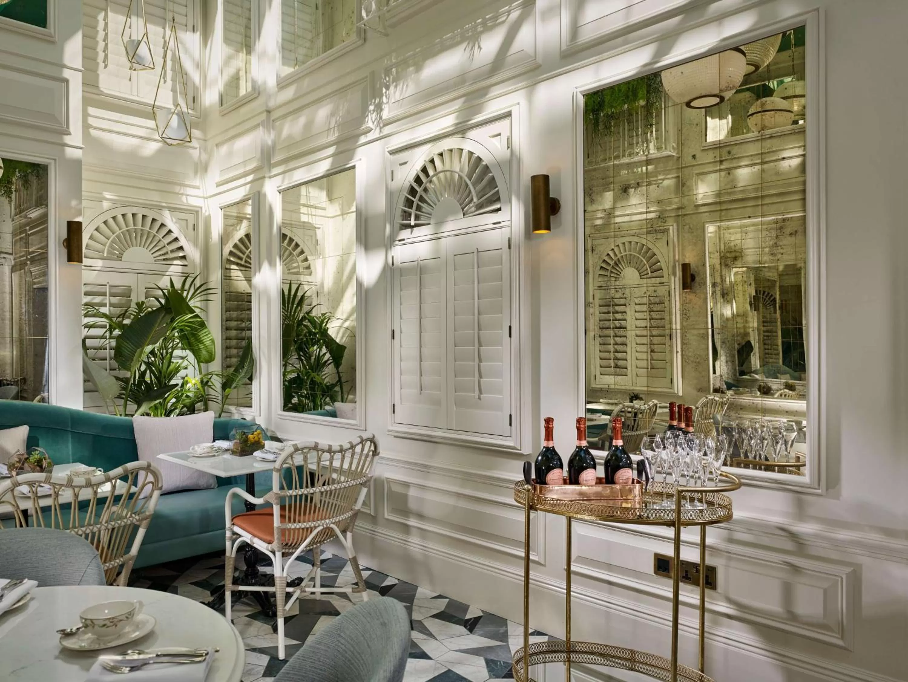 Restaurant/places to eat in 100 Queen's Gate Hotel London Kensington, Curio Collection by Hilton