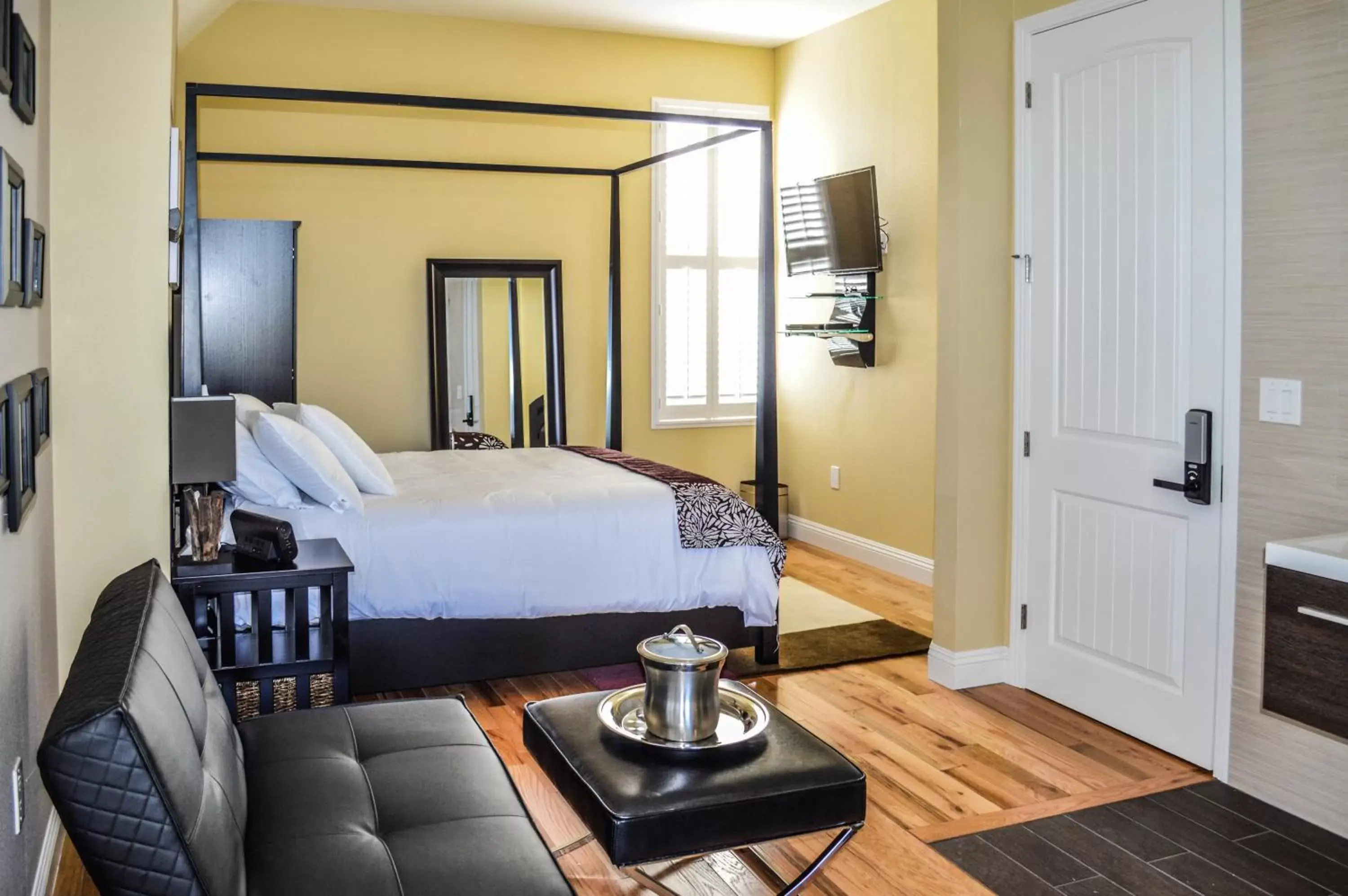 Living room, Bed in Rio Vista Inn & Suites Santa Cruz