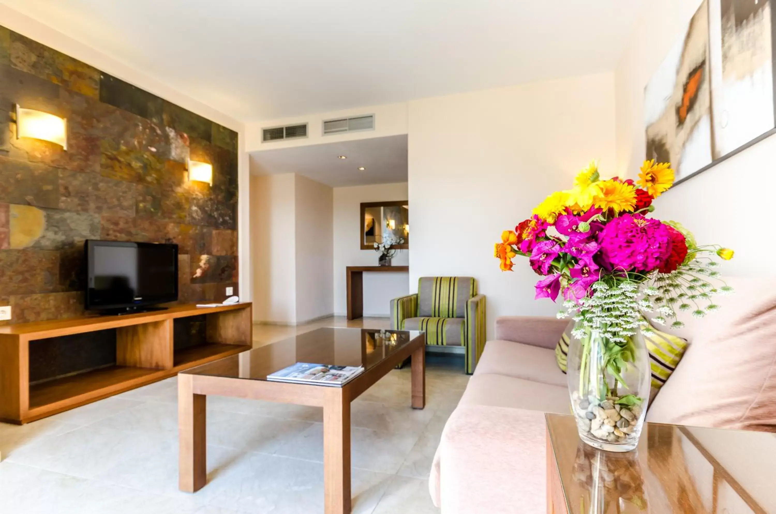 Photo of the whole room, Seating Area in El Plantío Golf Resort