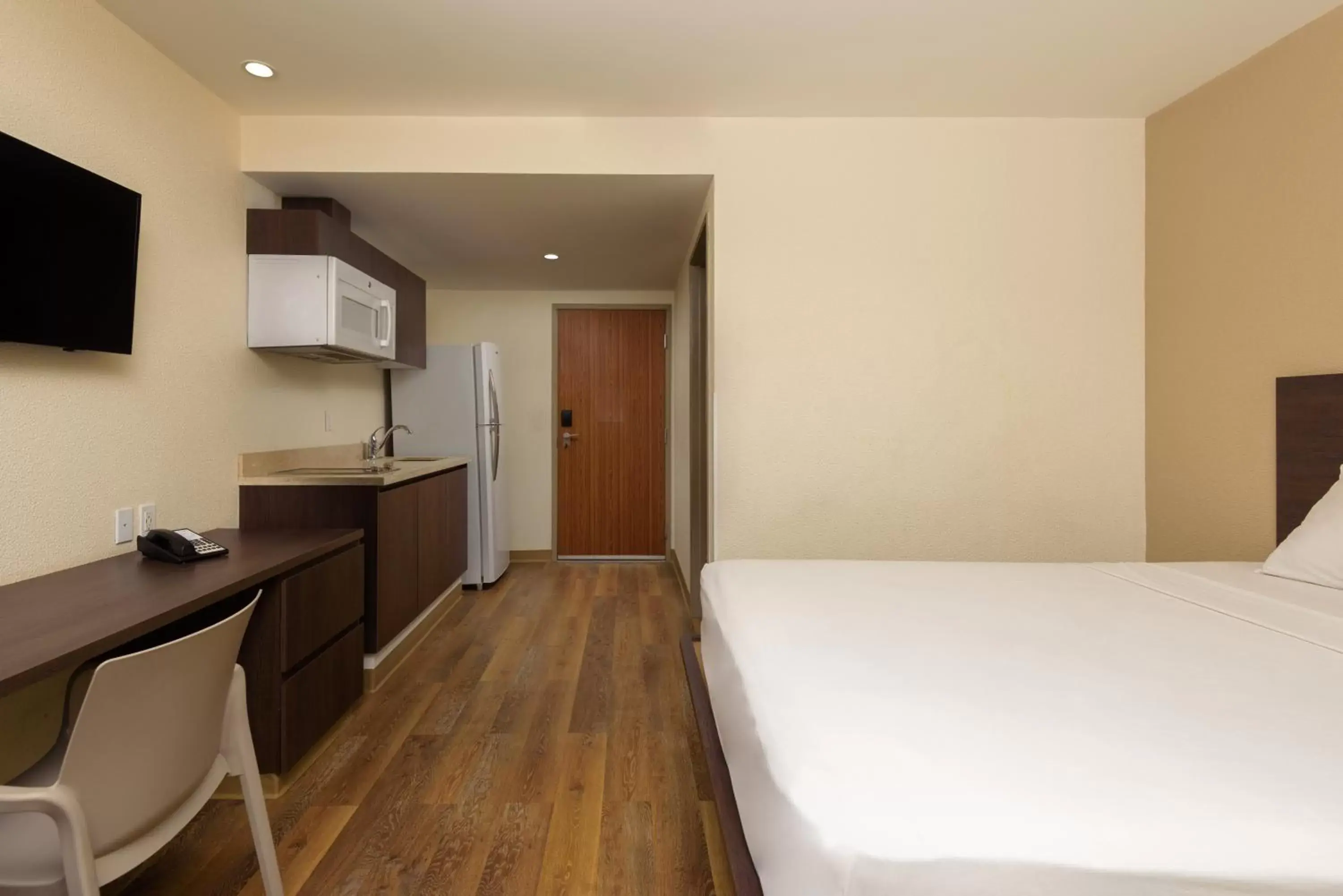 Bed, Kitchen/Kitchenette in Extended Suites Queretaro Juriquilla