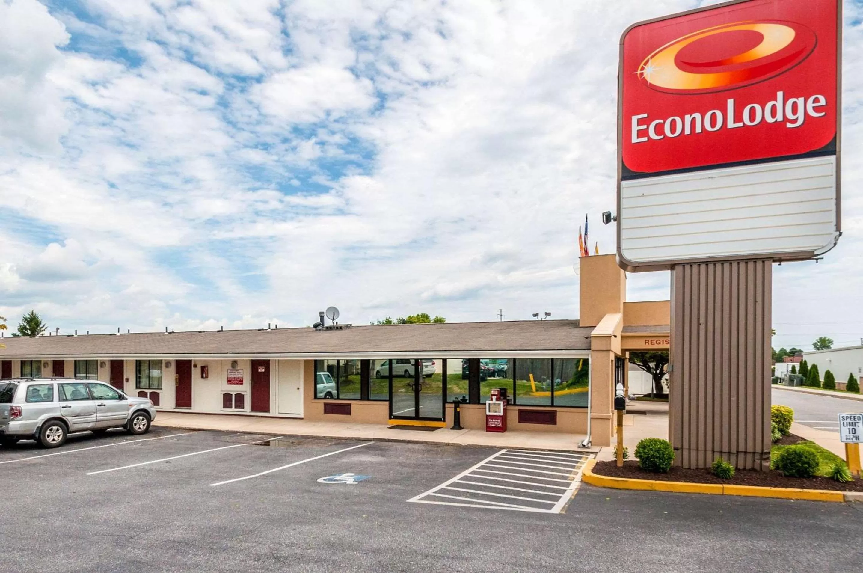 Property building in Econo Lodge Frederick I-70