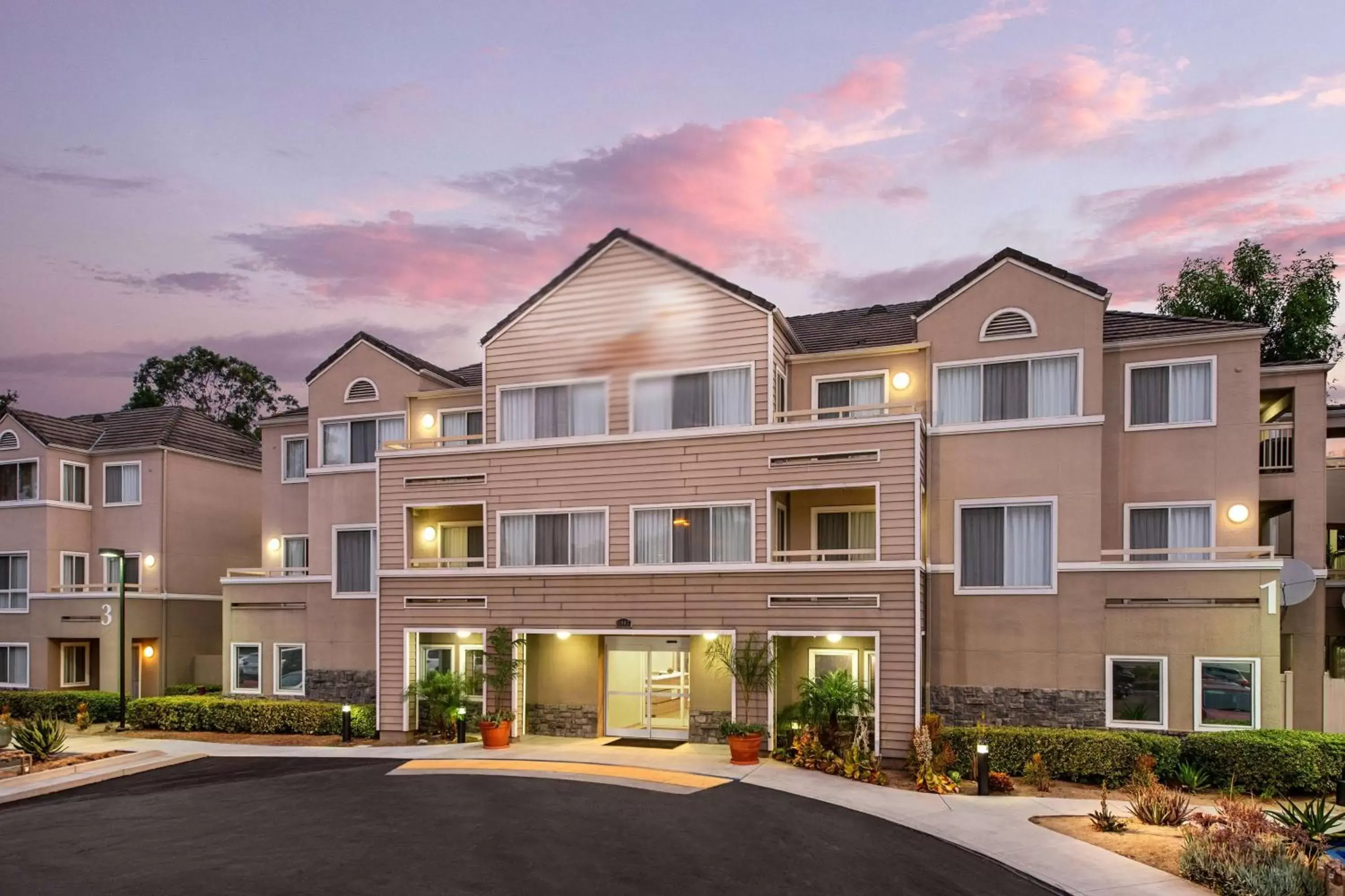 Property building in Sonesta ES Suites Carmel Mountain - San Diego Property building in Sonesta ES Suites Carmel Mountain - San Diego