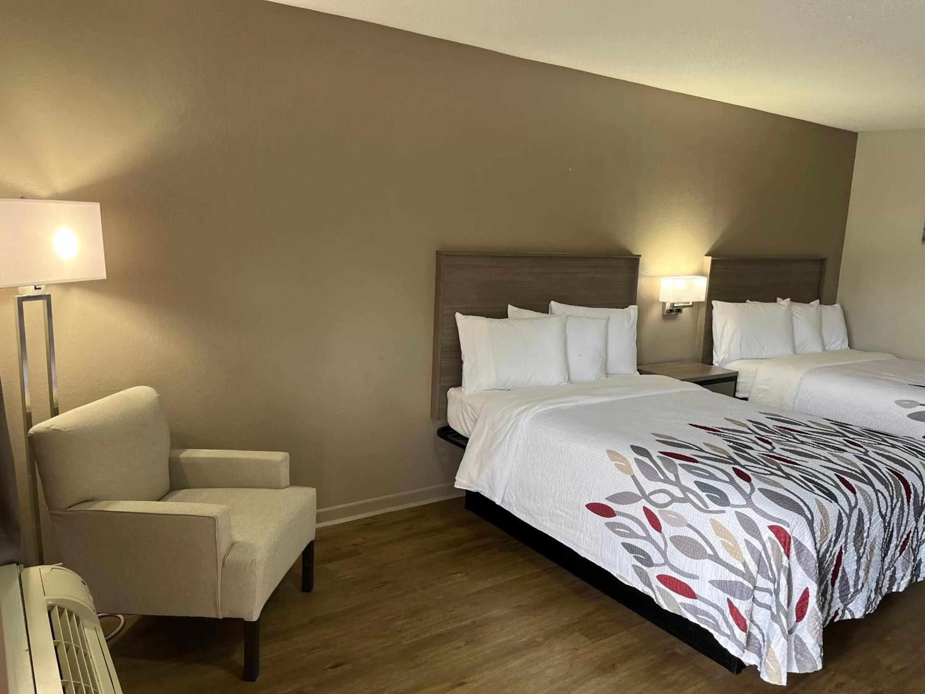 Bedroom, Bed in Red Roof Inn & Suites Monroe, NC