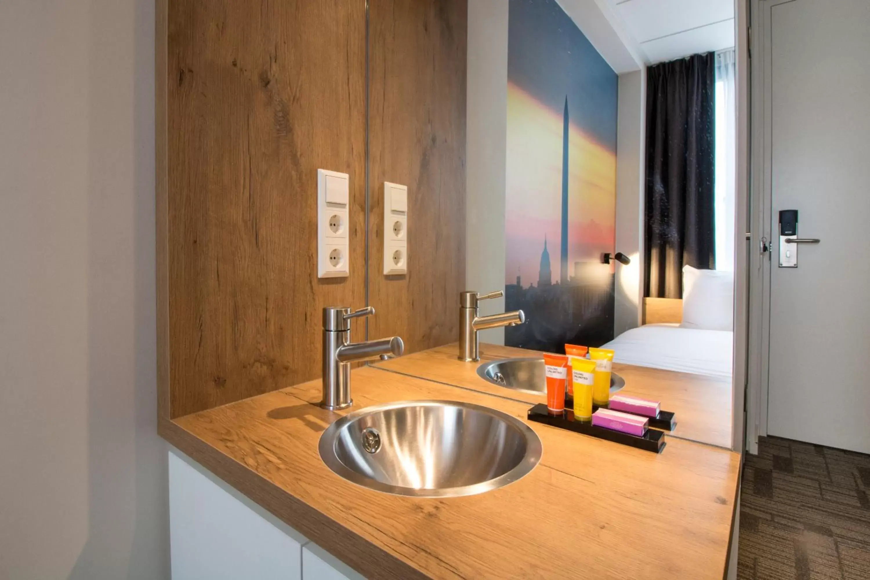 Photo of the whole room, Kitchen/Kitchenette in Citiez Hotel Amsterdam