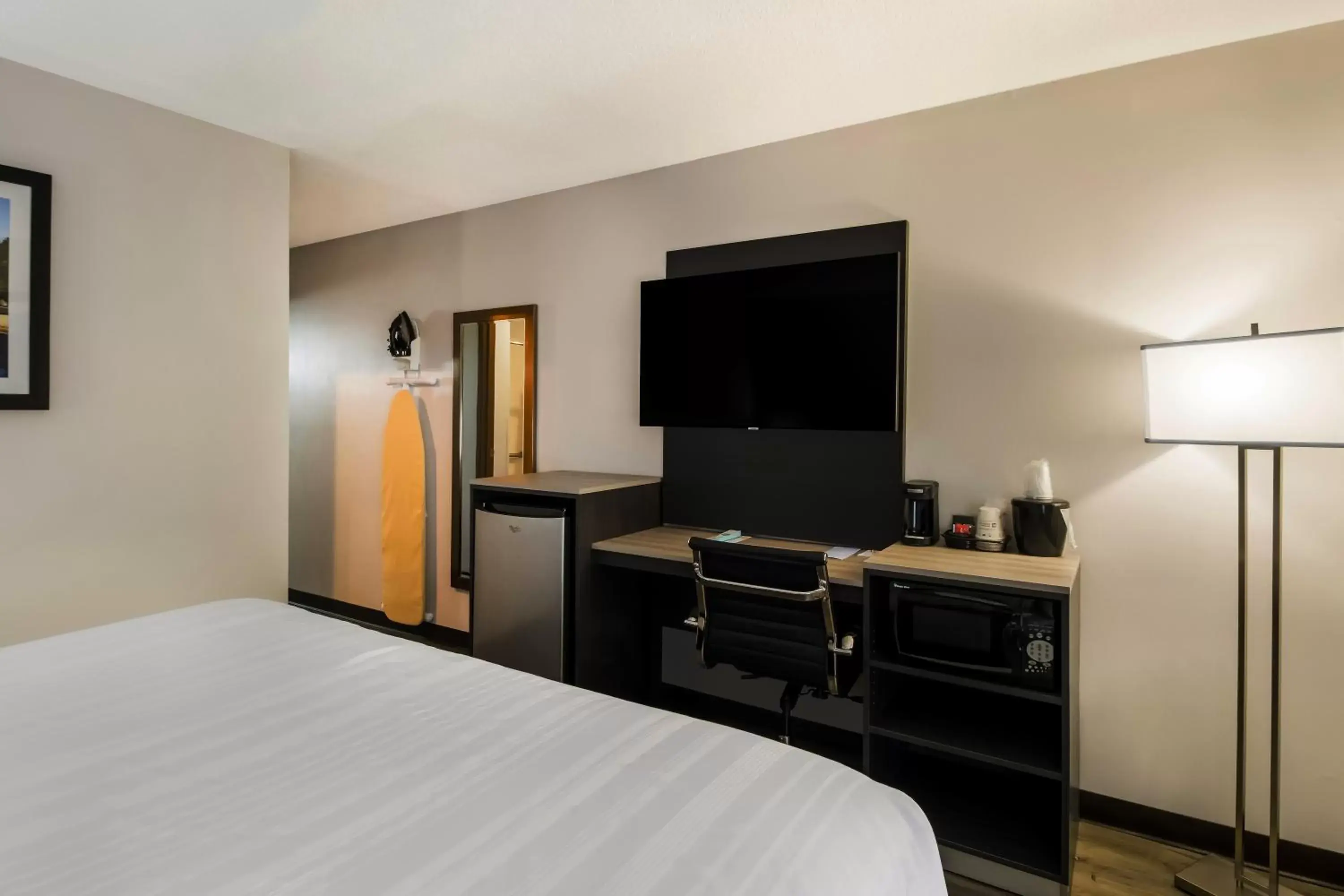 TV and multimedia, TV/Entertainment Center in Quality Inn South Bend near Notre Dame