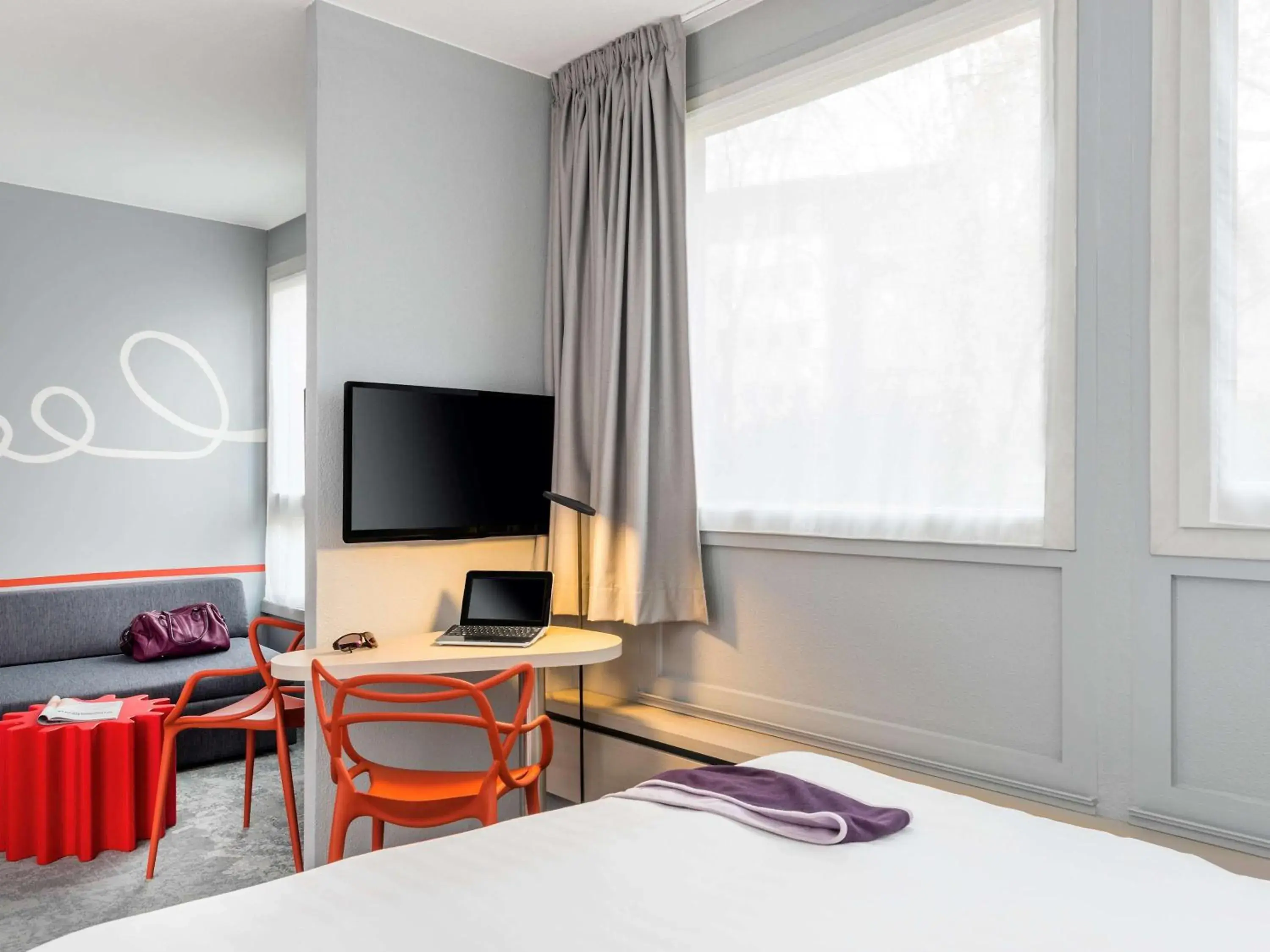 Photo of the whole room, TV/Entertainment Center in ibis Styles Paris Velizy