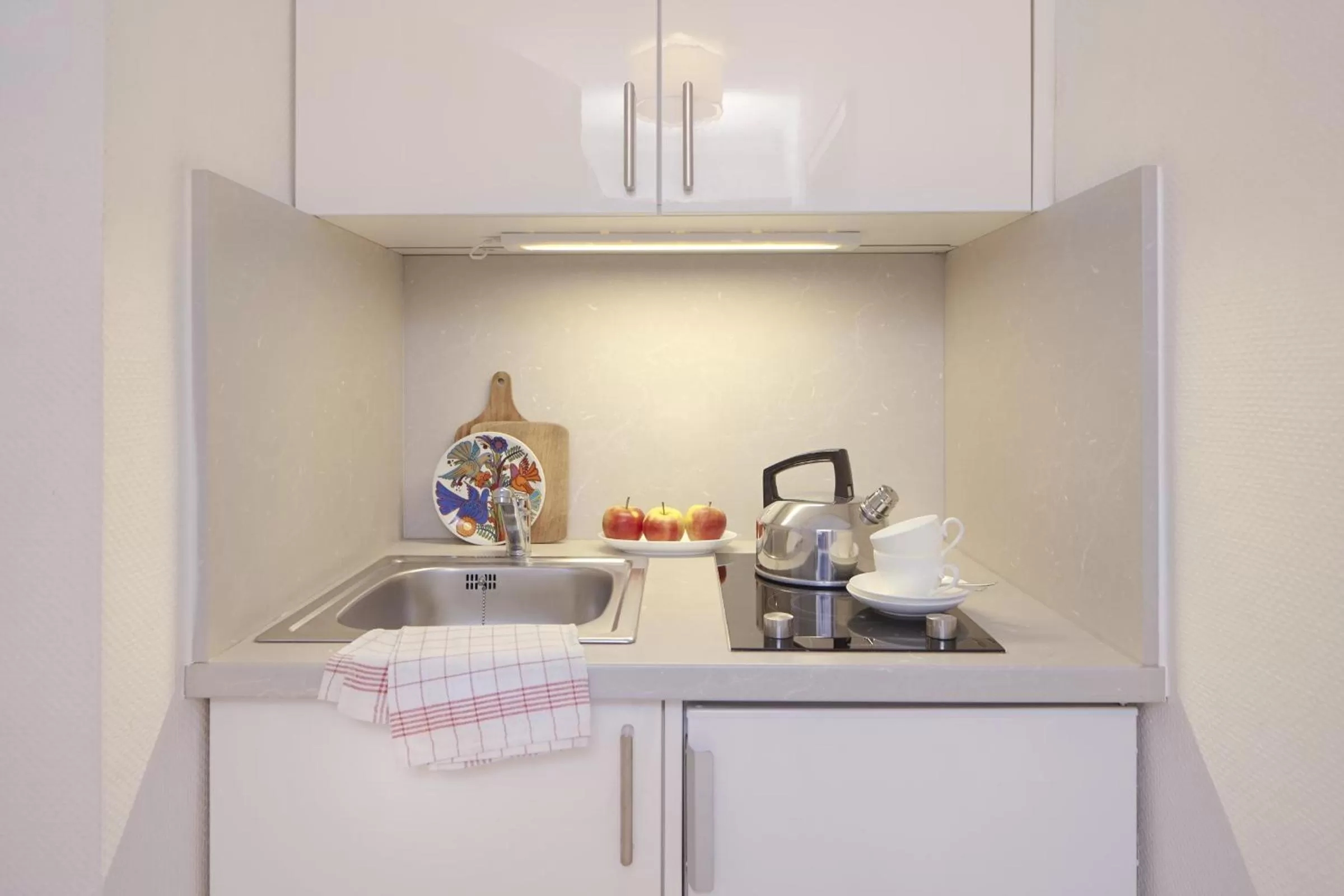 Kitchen or kitchenette in Hotel Ancora Timmendorfer Strand, Pool inklusive
