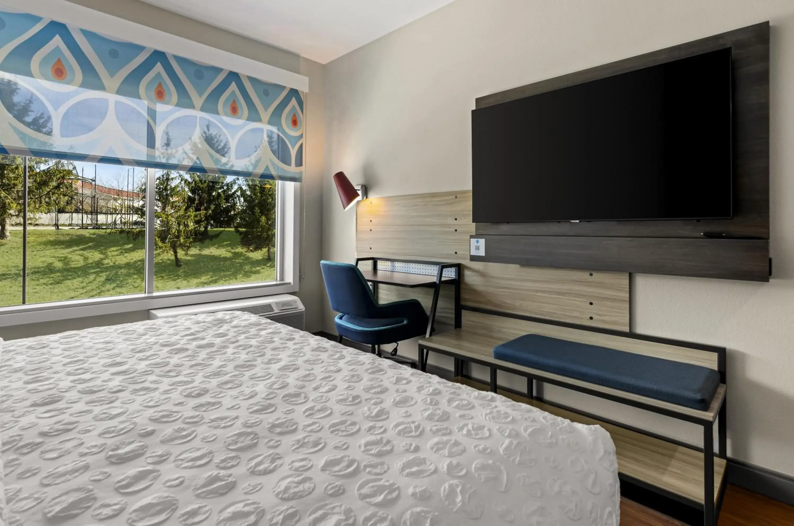 Bed, TV/Entertainment Center in Tru by Hilton Christiansburg