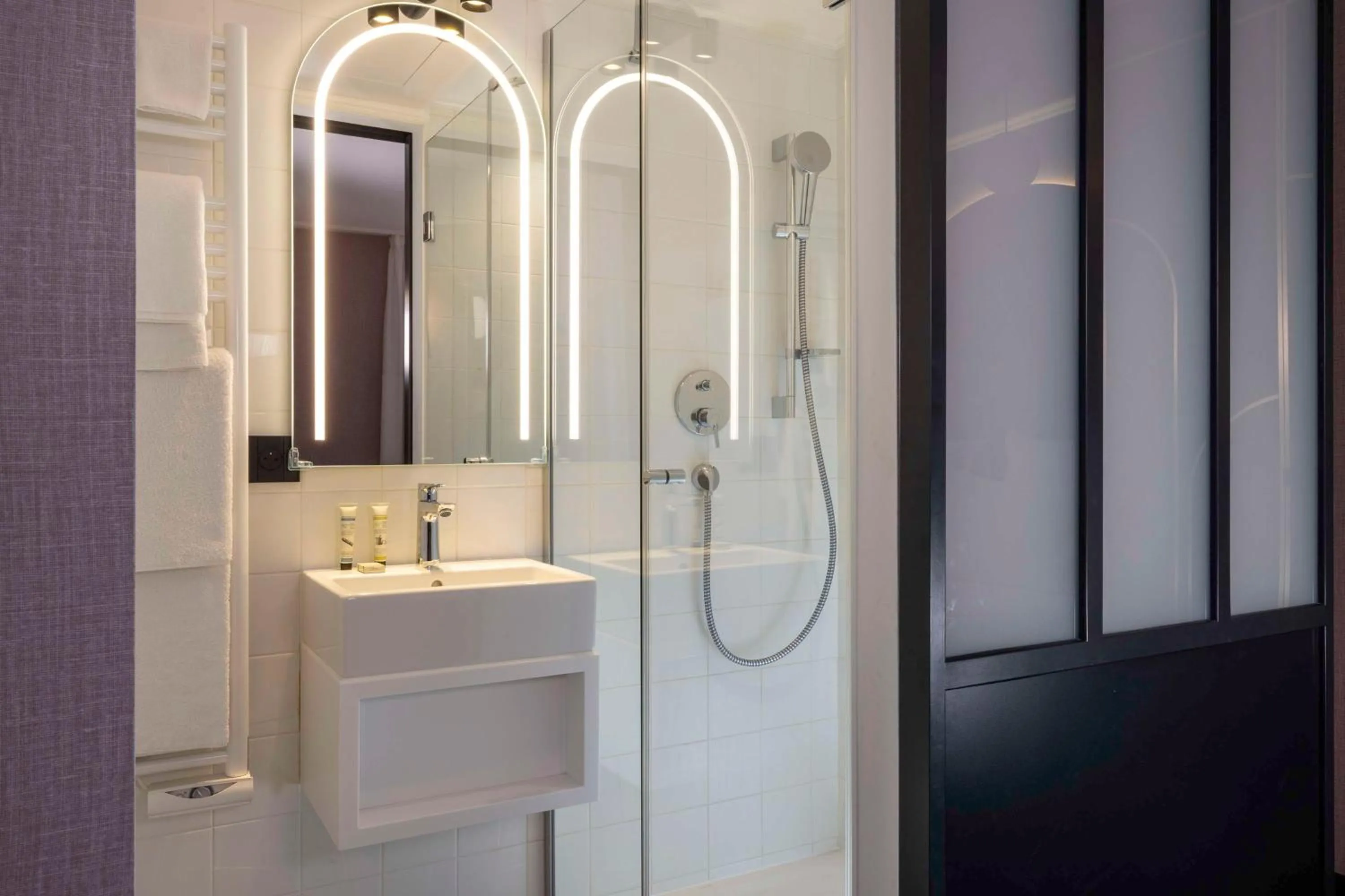 Bathroom in Best Western Bretagne Montparnasse