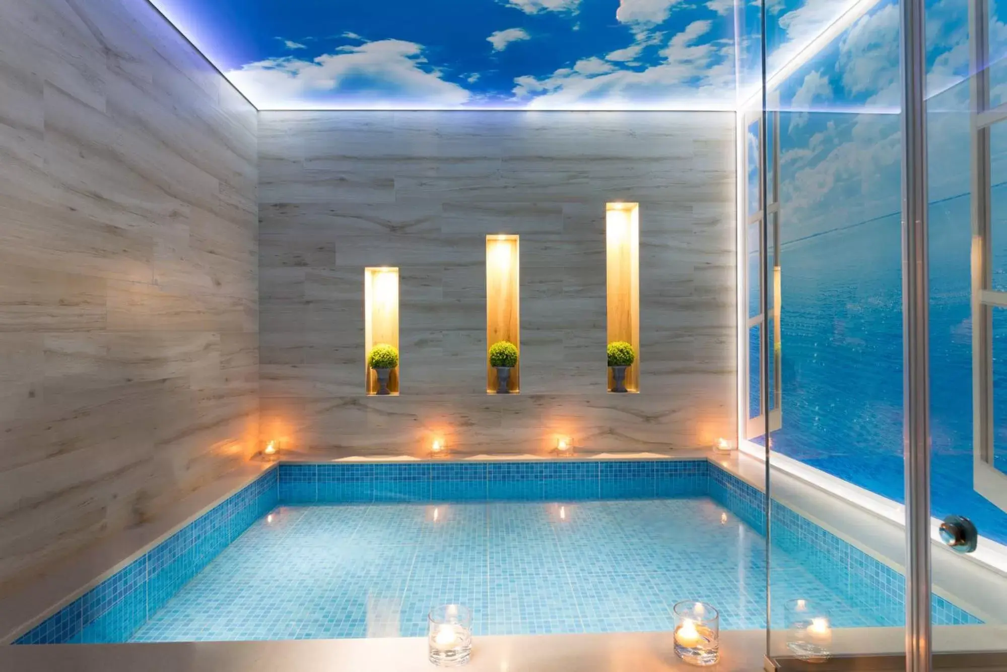 Area and facilities, Swimming Pool in Jumeirah Emirates Towers Area and facilities, Swimming Pool in Jumeirah Emirates Towers