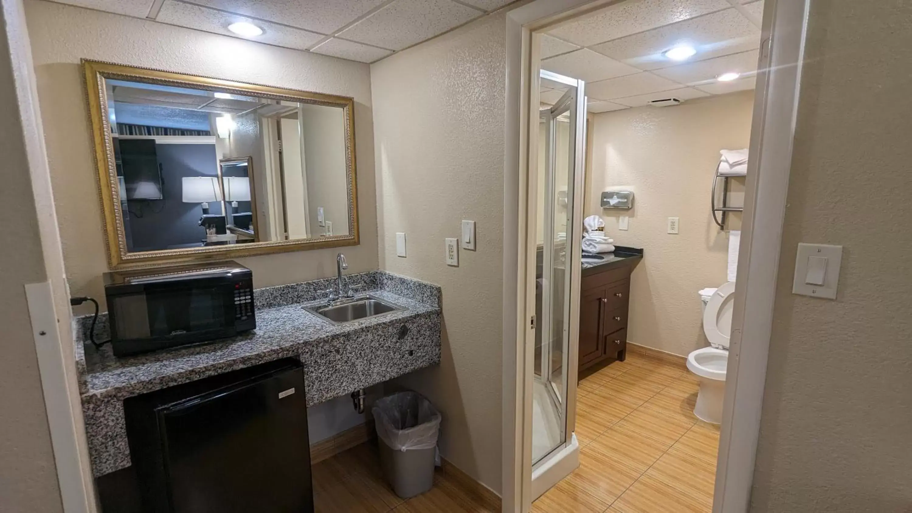 Kitchen or kitchenette, Bathroom in Best Western Plus Philadelphia Bensalem Hotel