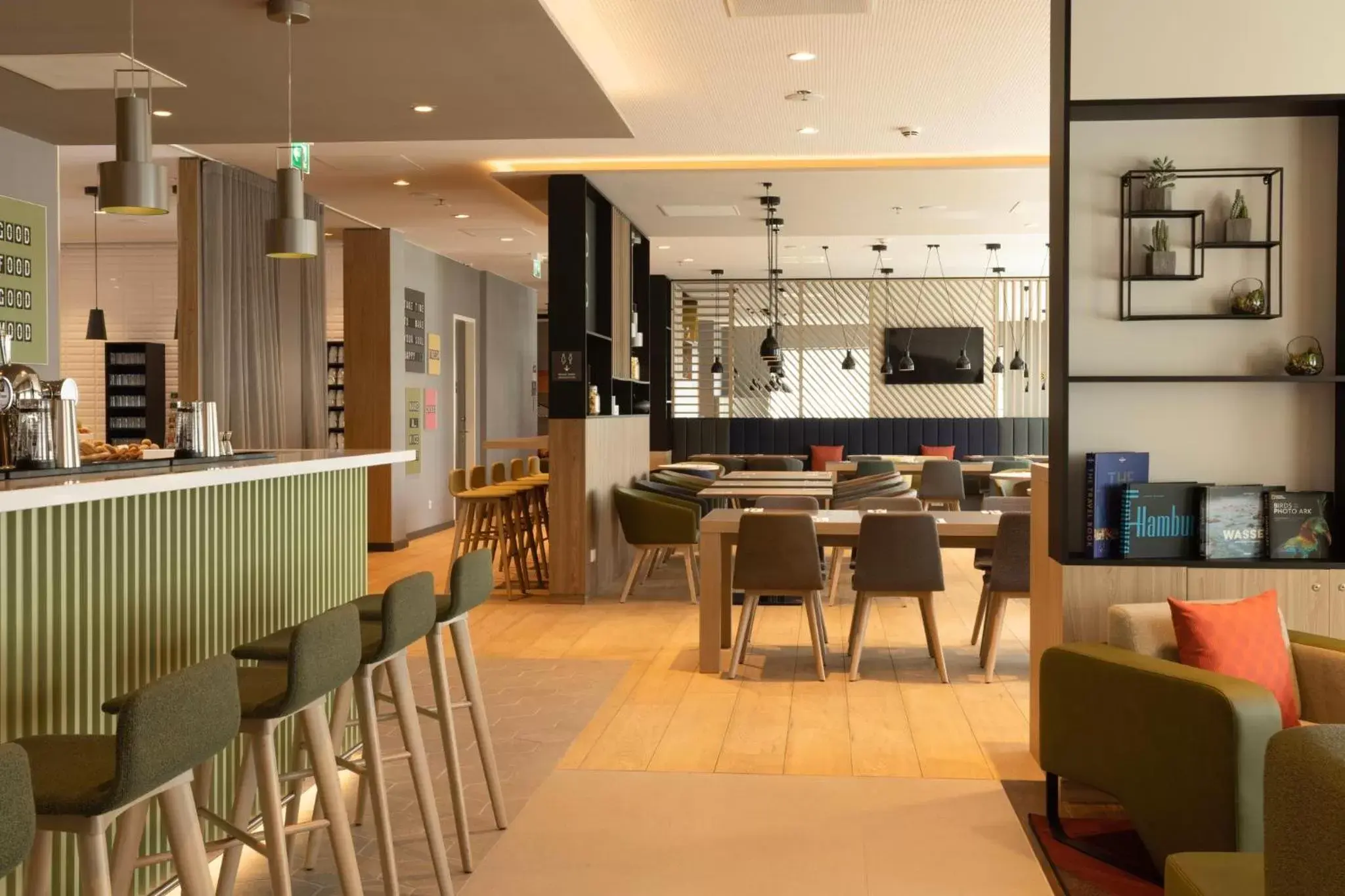 Lounge or bar, Restaurant/Places to Eat in Holiday Inn - Eindhoven Airport, an IHG Hotel