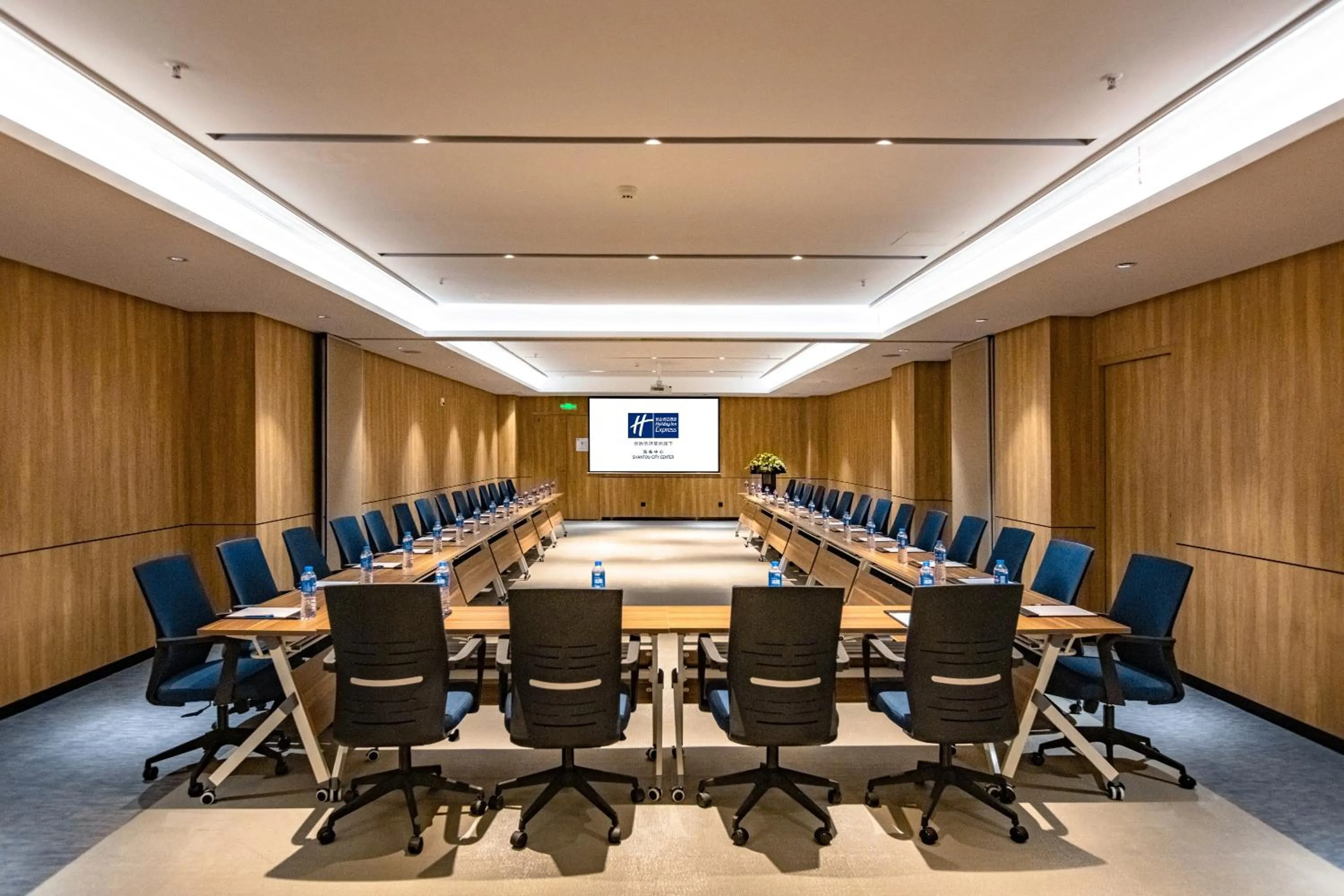 Meeting/conference room in Holiday Inn Express Shantou City Center by IHG