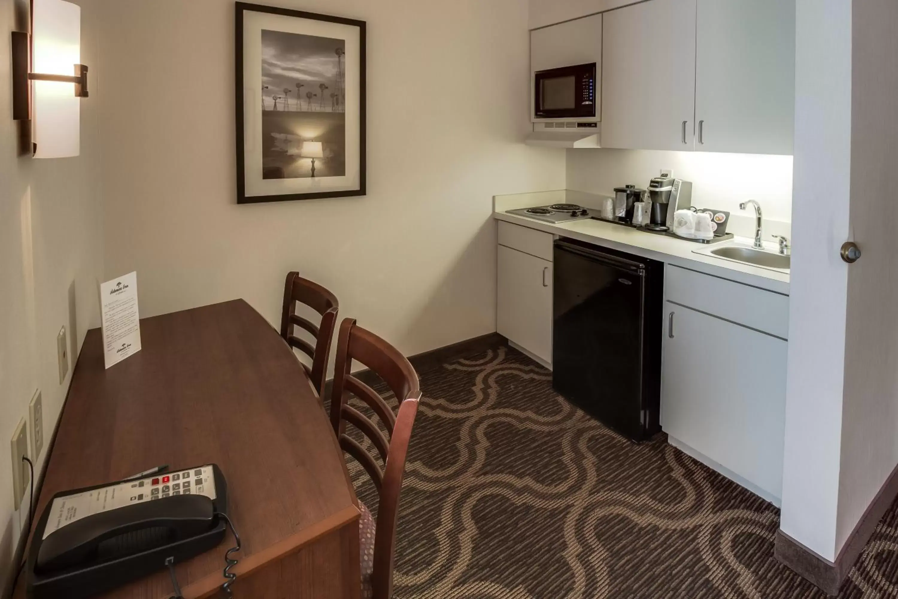 Kitchen or kitchenette, Kitchen/Kitchenette in Ashmore Inn and Suites Lubbock