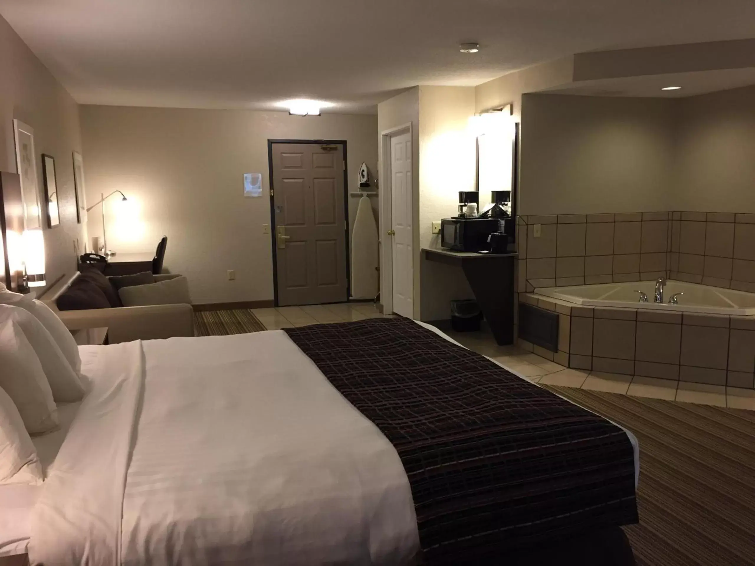 Hot Tub, Bed in Country Inn & Suites by Radisson, Platteville, WI