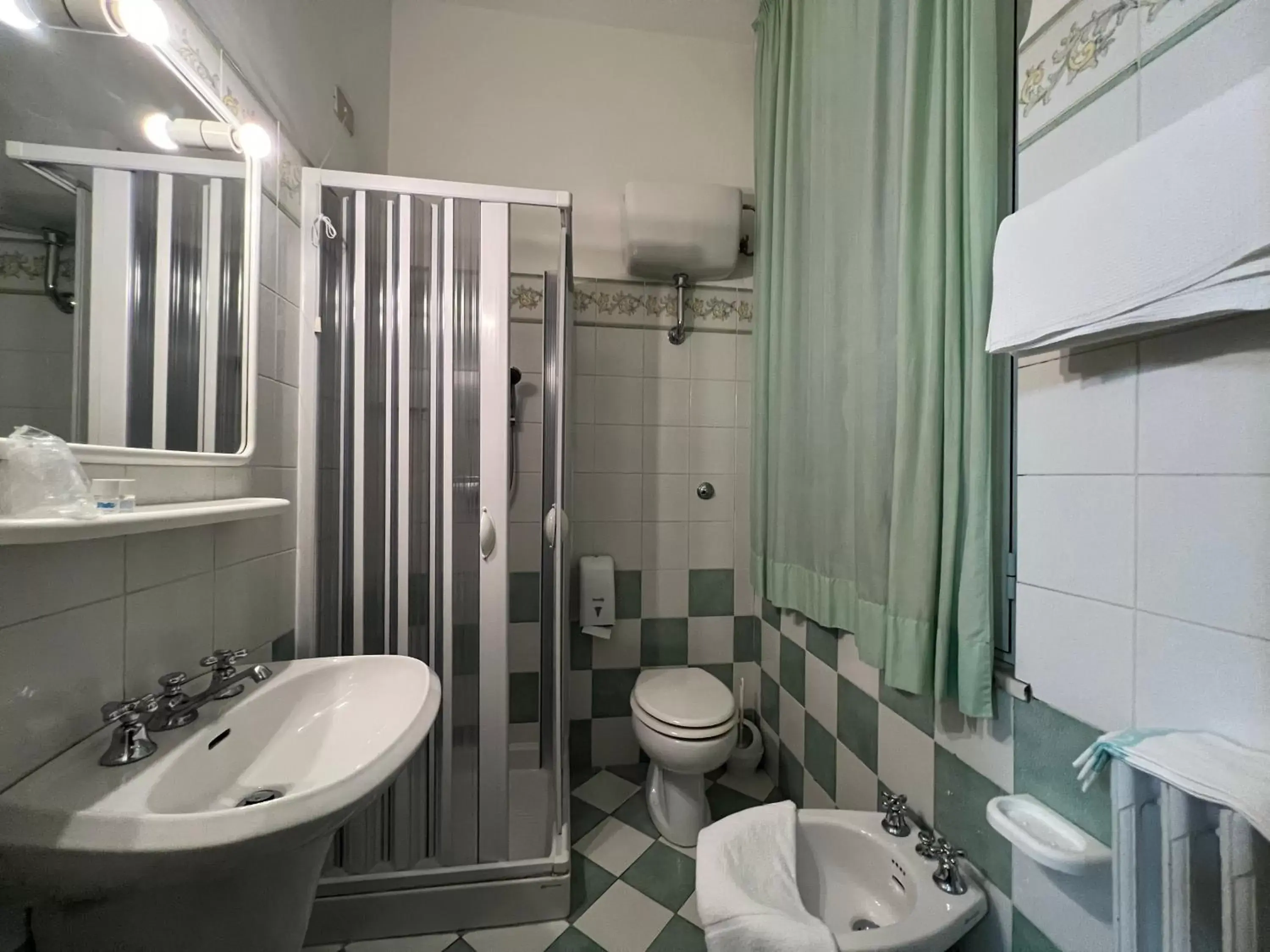 Shower, Bathroom in Hotel Villa Primavera