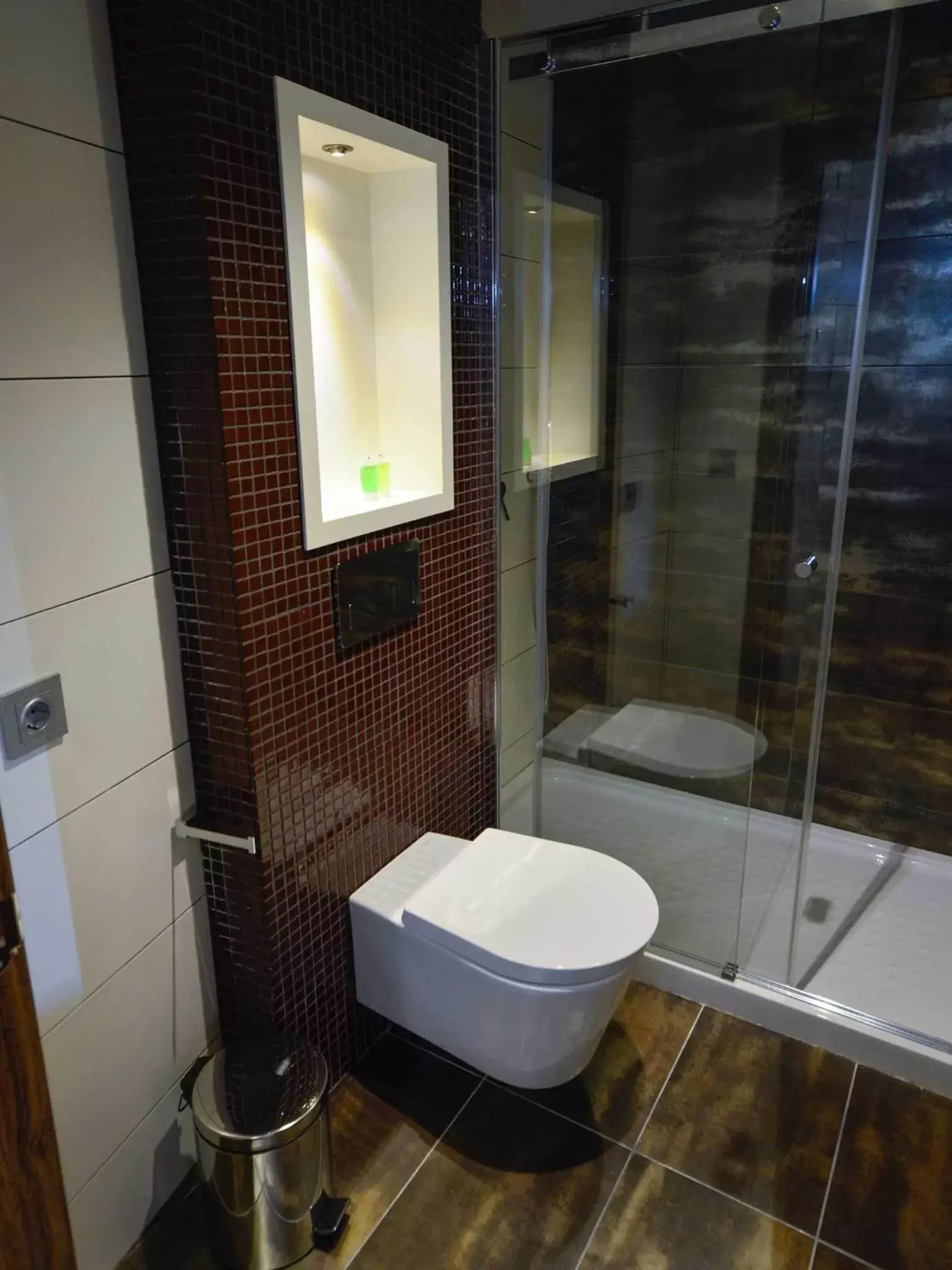 Shower, Bathroom in Gran Hotel Botánicos