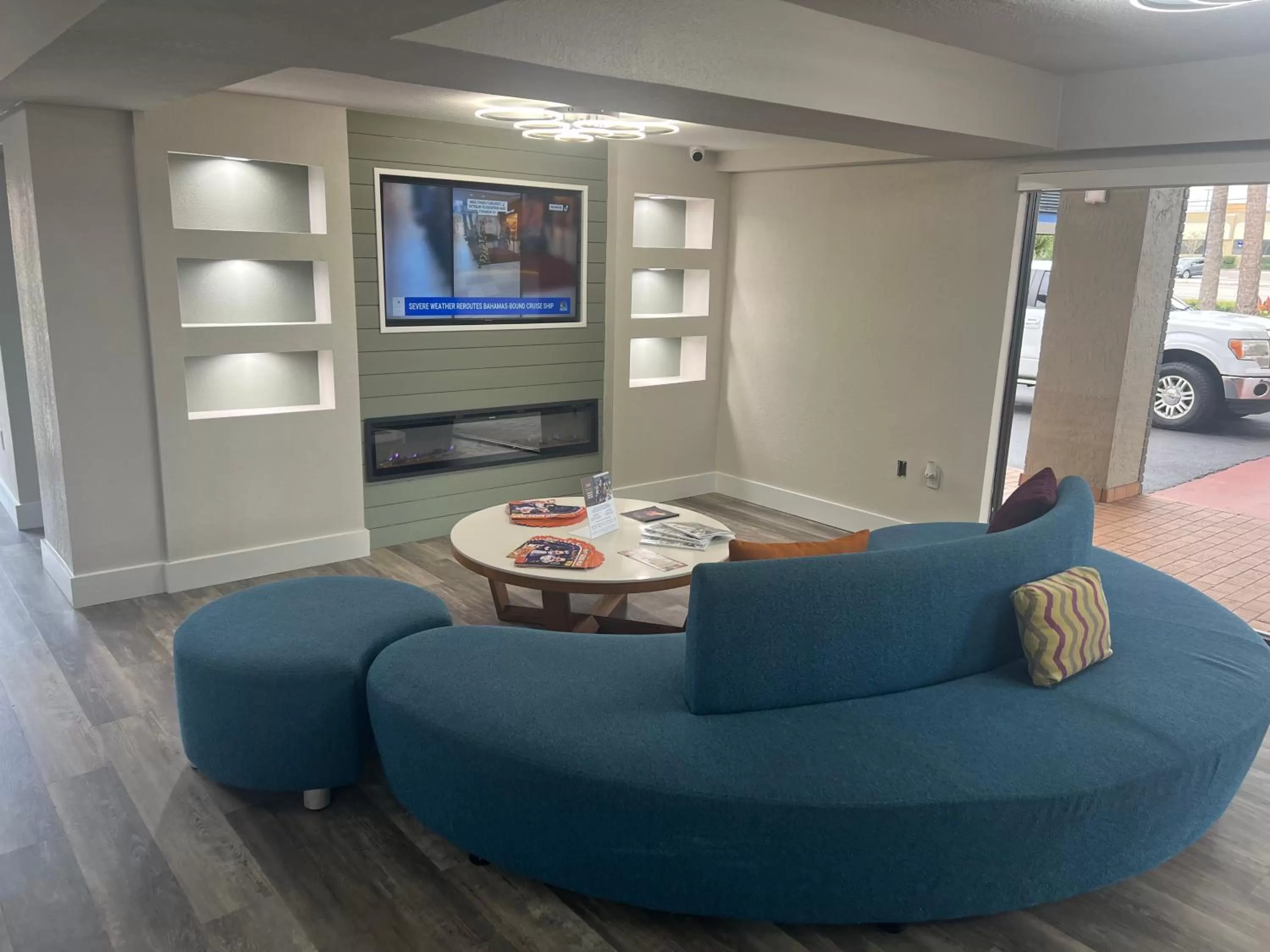 Communal lounge/ TV room in Quality Inn & Suites Orlando East - UCF Area