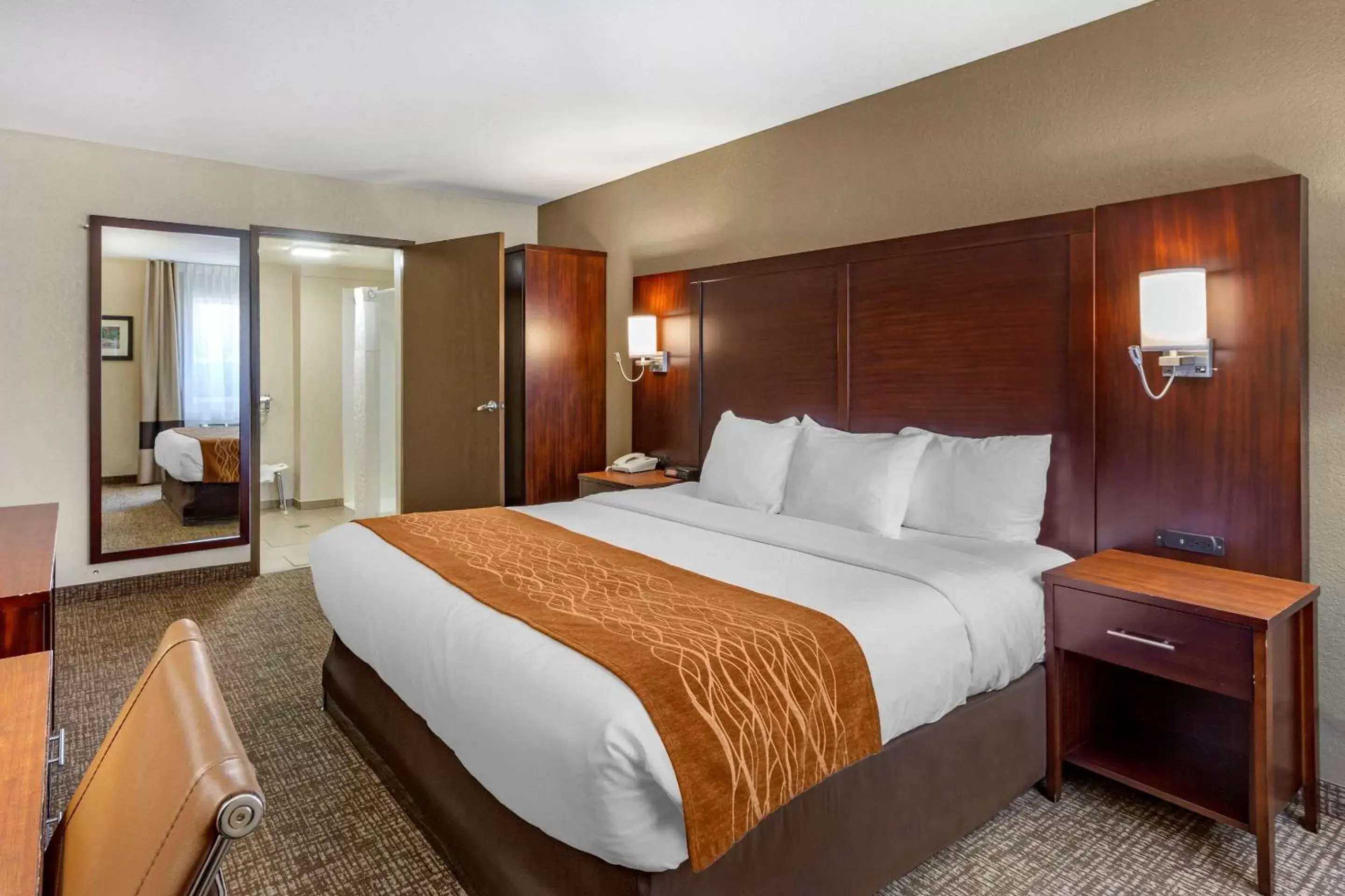 Shower, Bed in Comfort Inn Layton - Salt Lake City