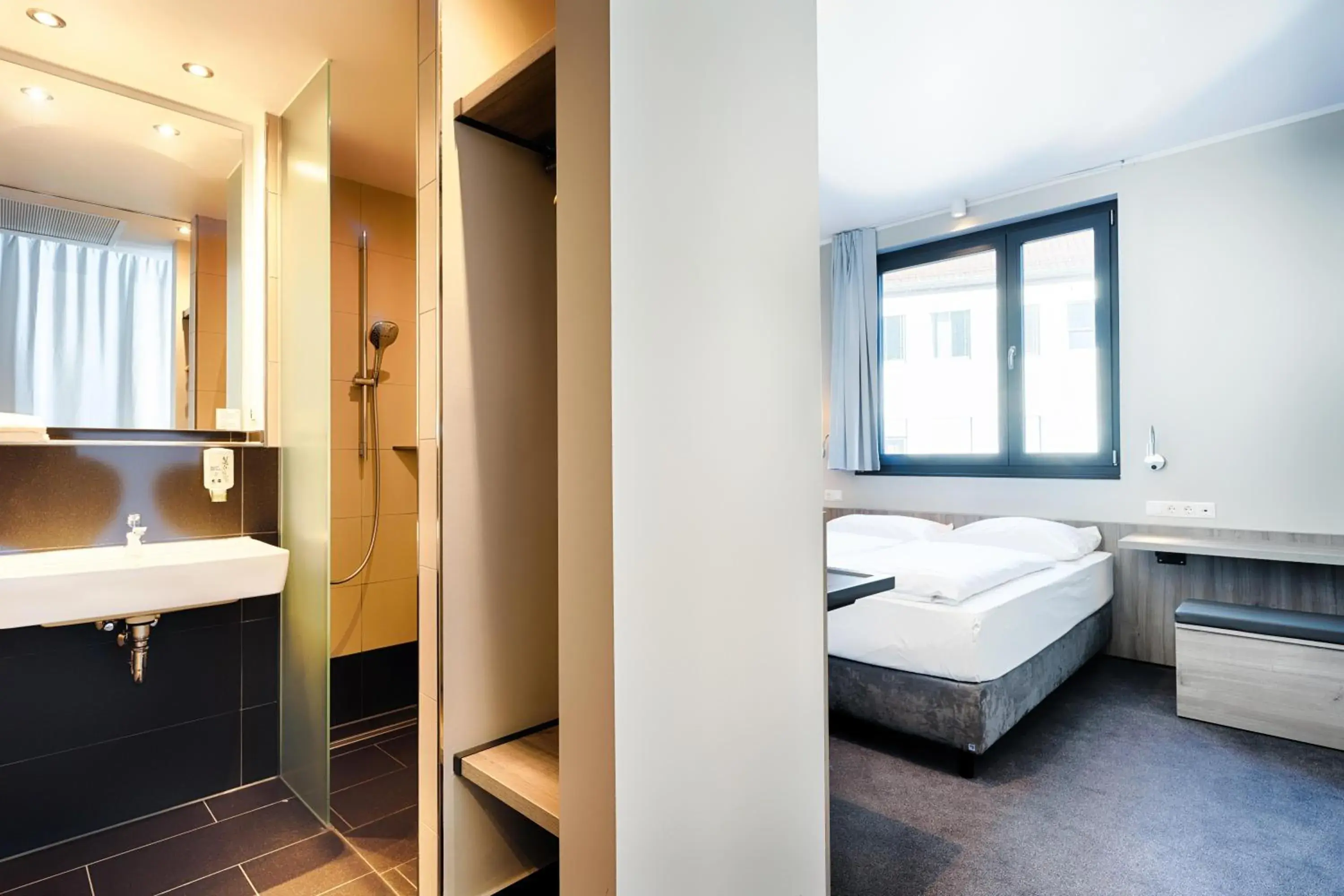 Photo of the whole room, Bathroom in B&B Hotel Nürnberg-Plärrer
