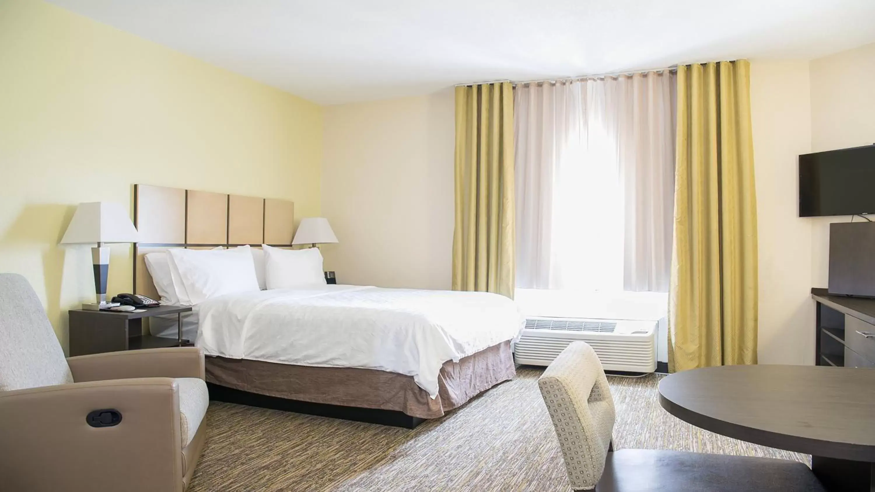 Photo of the whole room, Bed in Candlewood Suites Bay City, an IHG Hotel