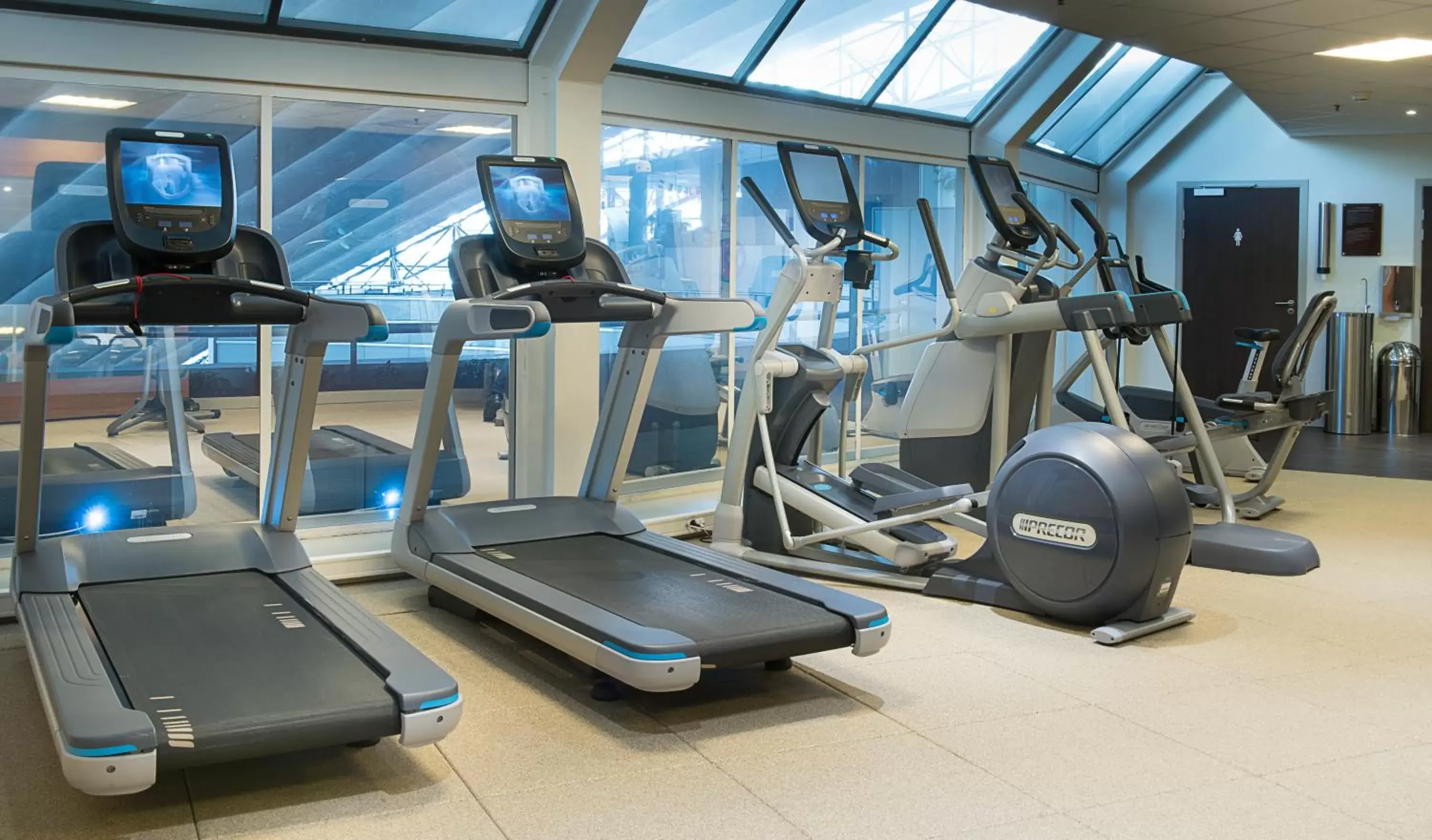 Fitness centre/facilities in Hilton Paris La Défense Fitness centre/facilities in Hilton Paris La Défense
