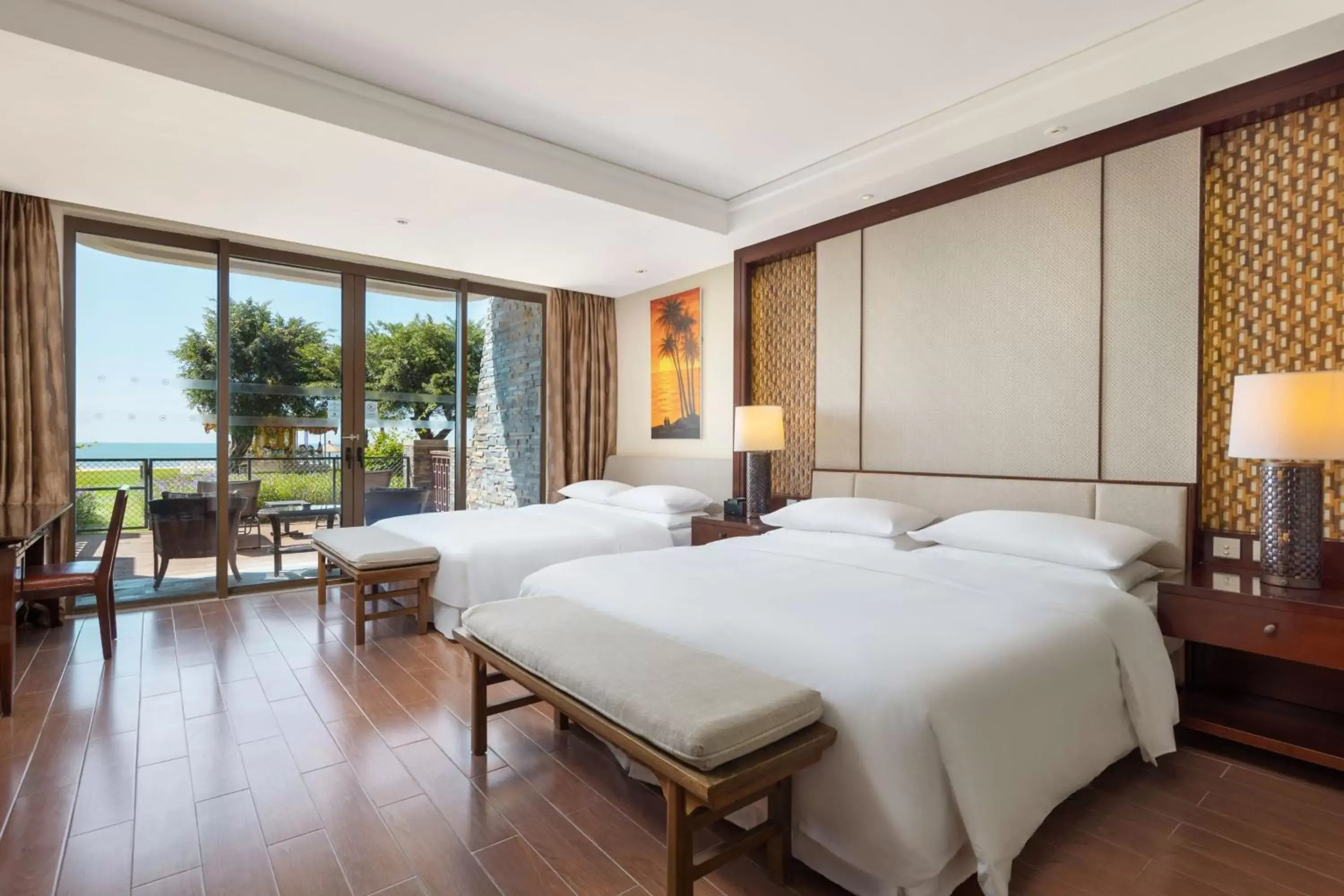 Photo of the whole room, Bed in Sheraton Shenzhou Peninsula Resort