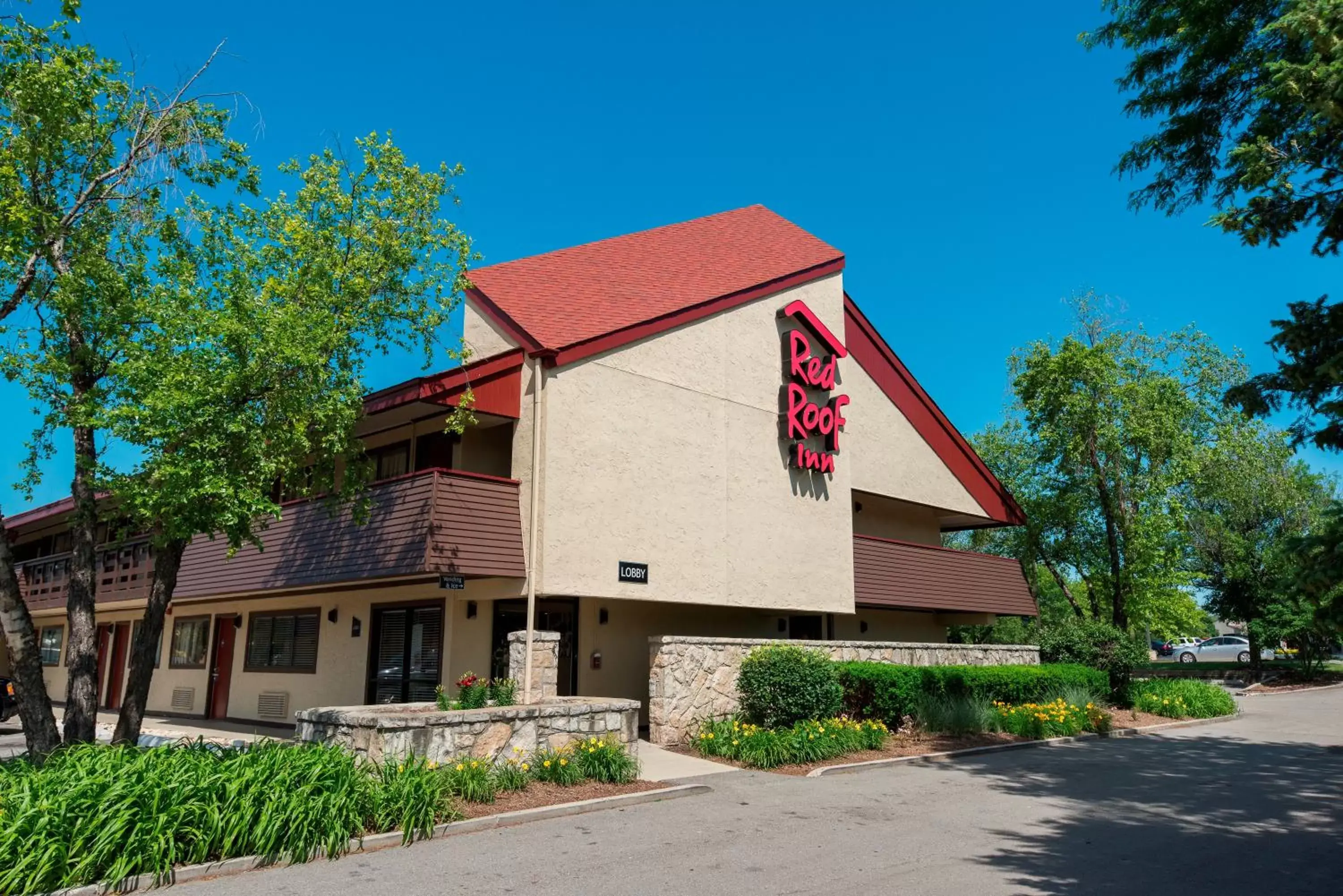 Property building, Garden in Red Roof Inn Rockford East - Casino District