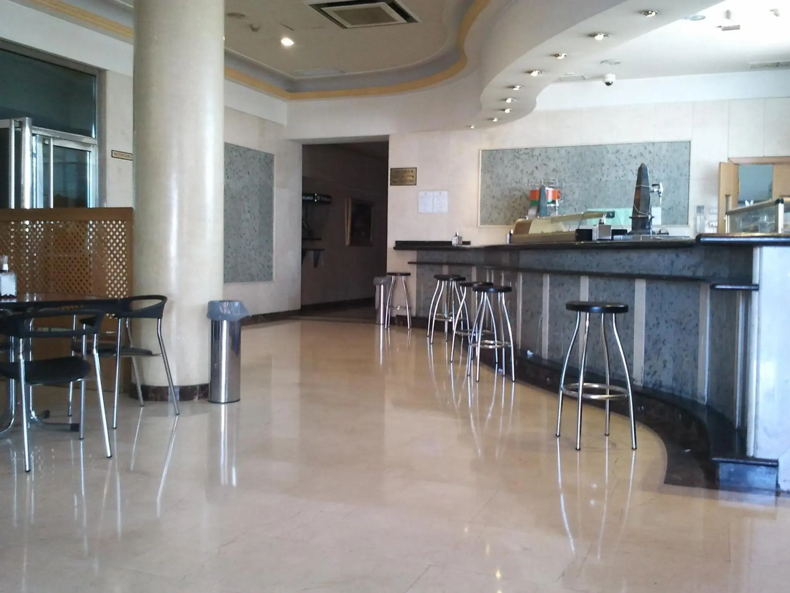 Lounge or bar, Restaurant/Places to Eat in Hotel Ciudad de Fuenlabrada