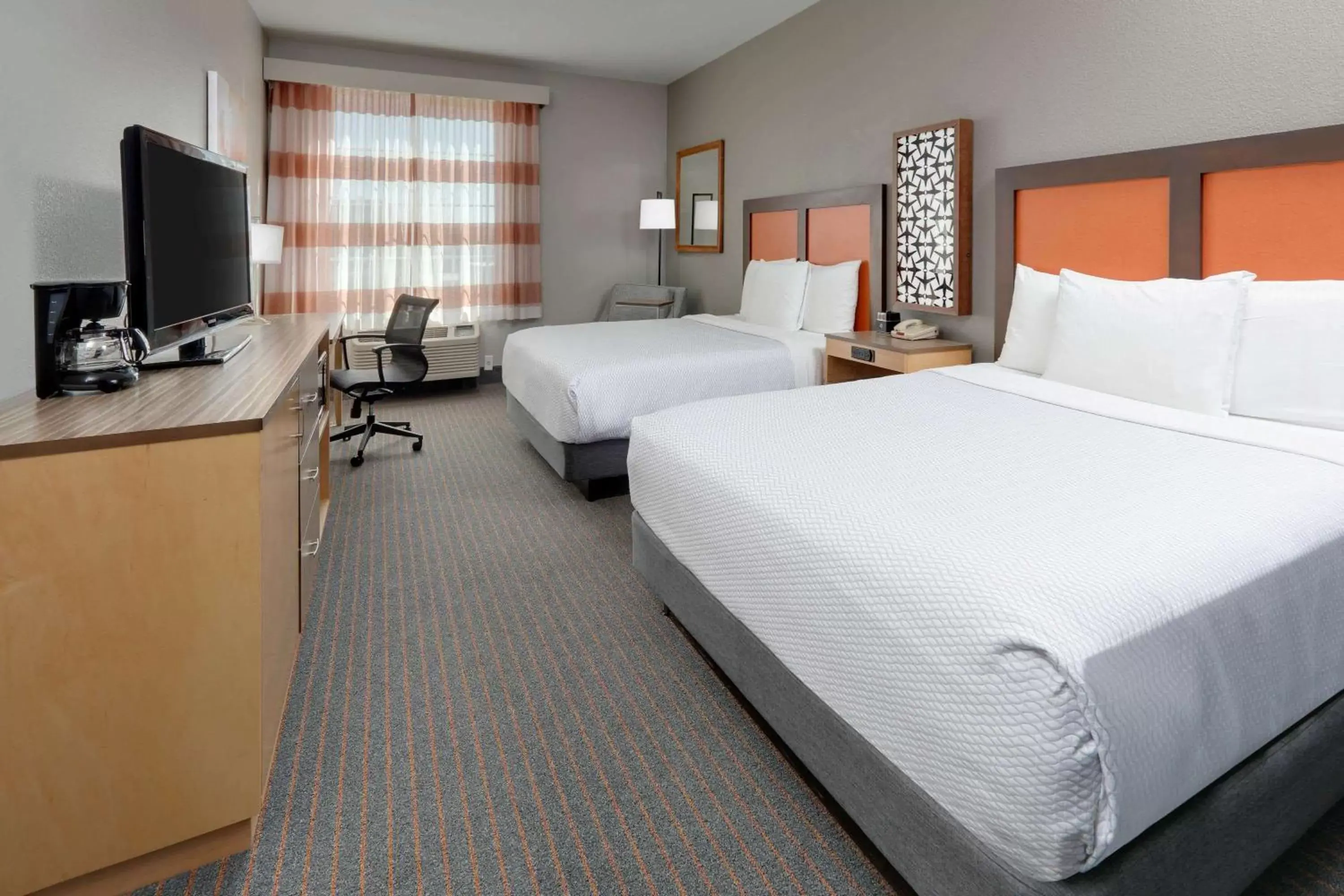 Photo of the whole room, Bed in La Quinta by Wyndham Dallas Love Field