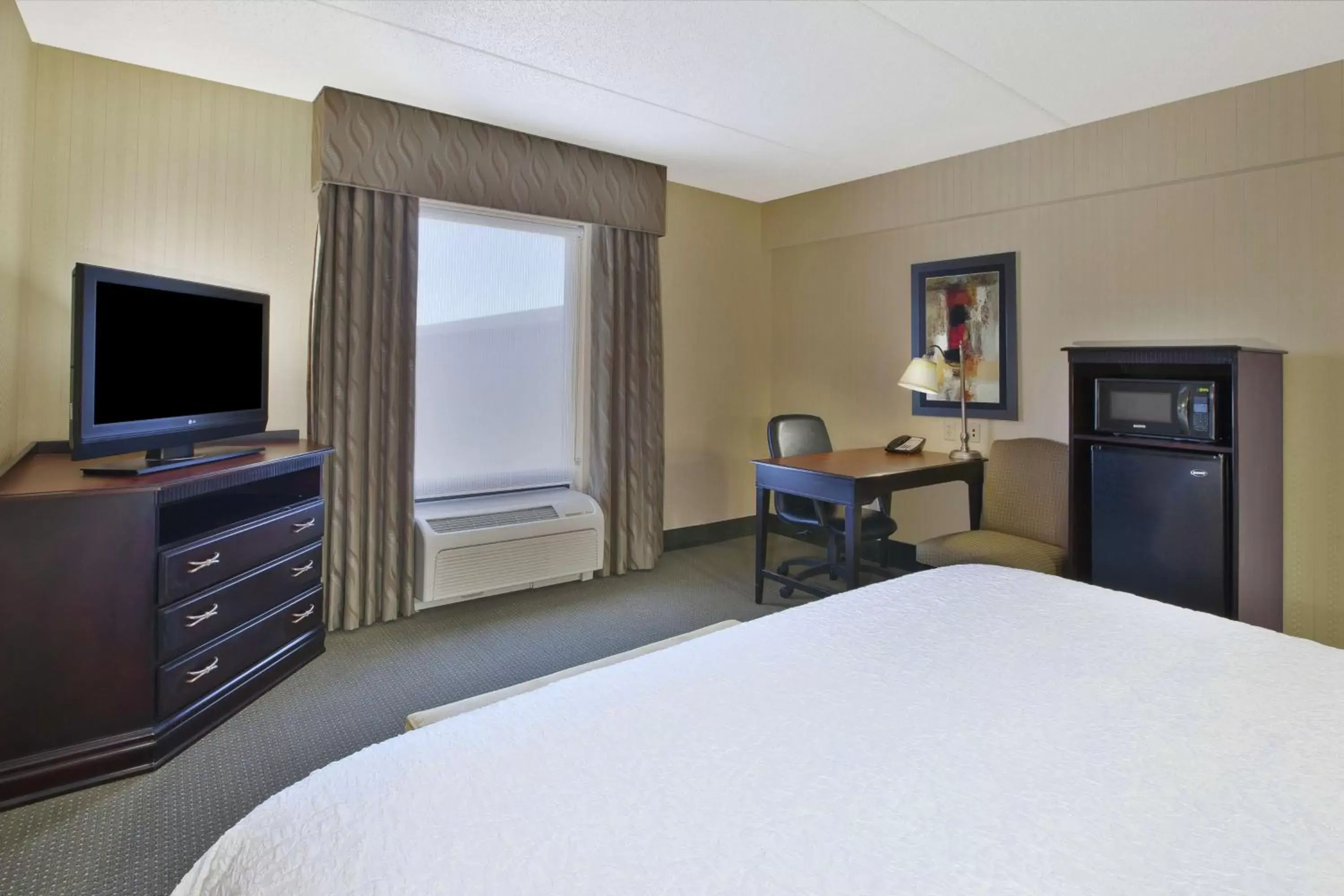 Bedroom, TV/Entertainment Center in Hampton Inn & Suites Plattsburgh