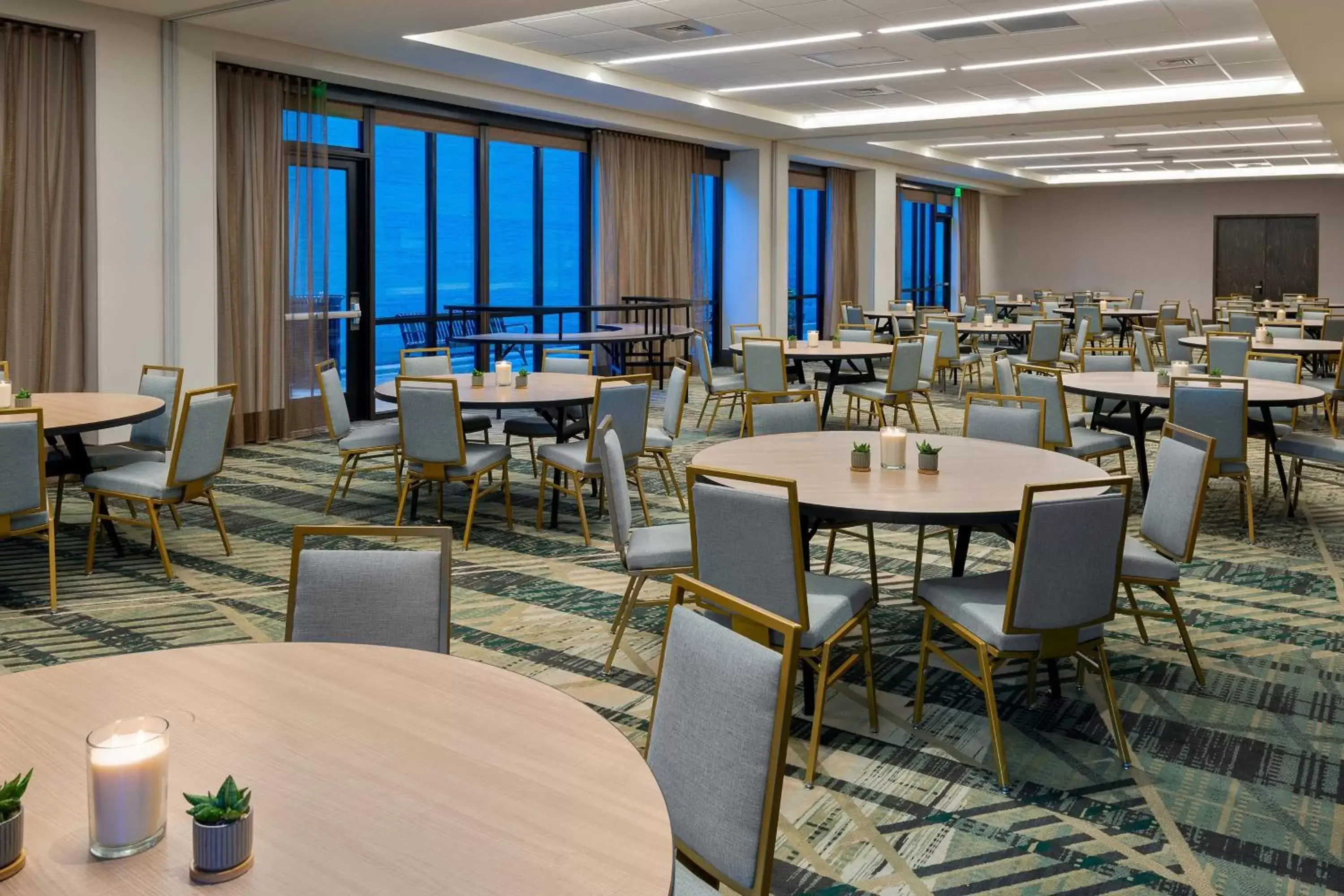 Meeting/conference room, Restaurant/Places to Eat in Courtyard by Marriott Atlanta Midtown