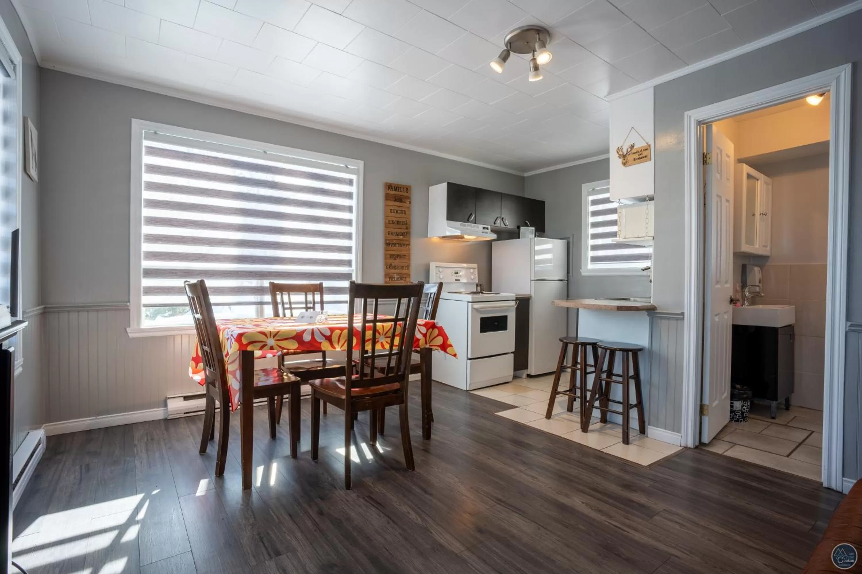 Kitchen or kitchenette, Dining Area in Auberge Éva
