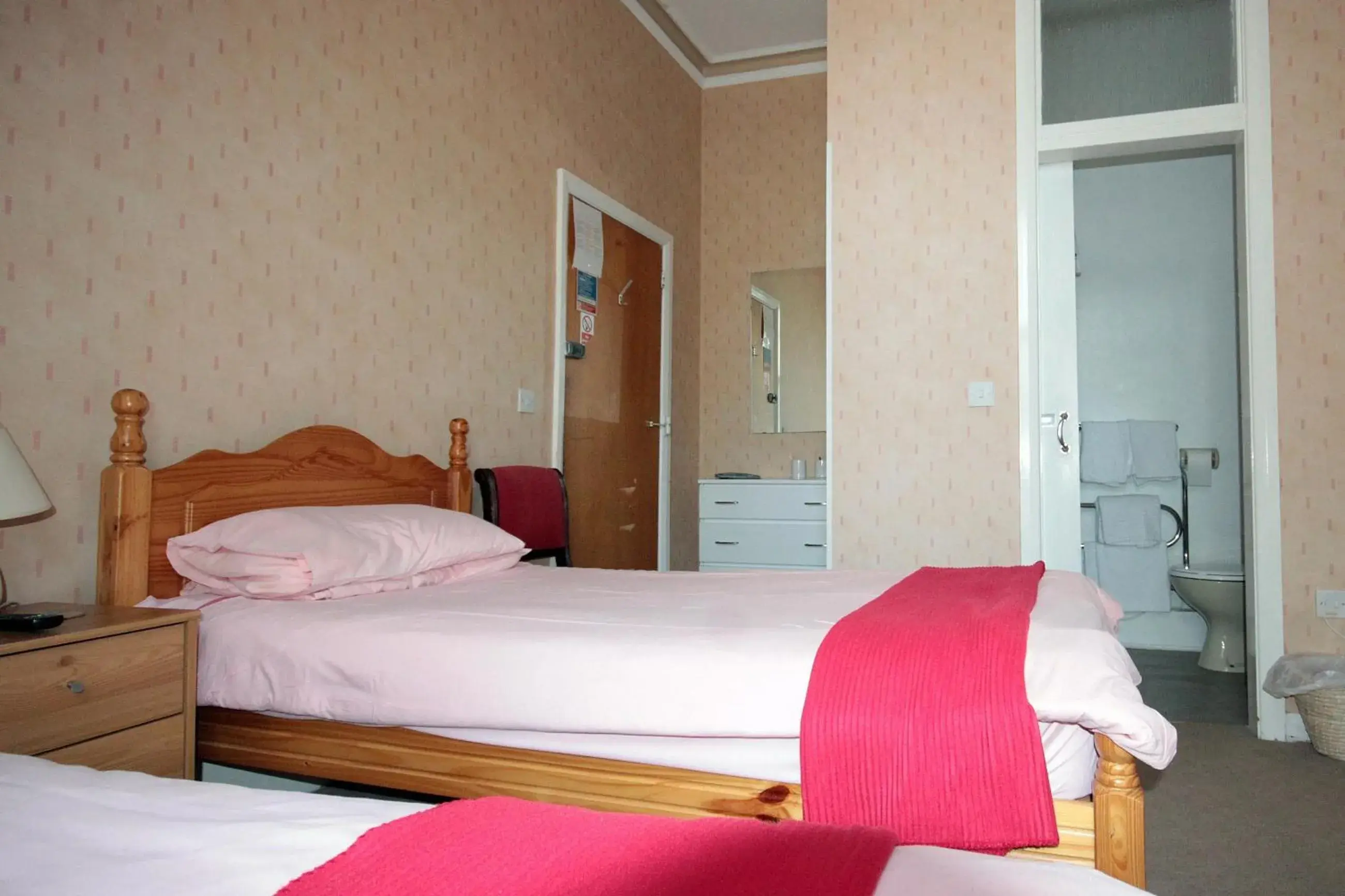 Photo of the whole room, Bed in OYO Marine Parade Hotel, Eastbourne Pier