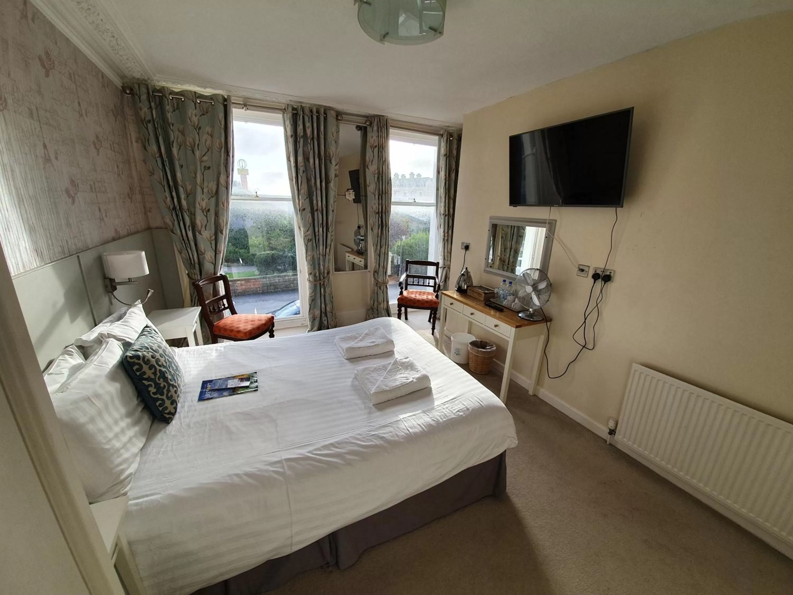 Photo of the whole room, Bed in Alexandra Hotel