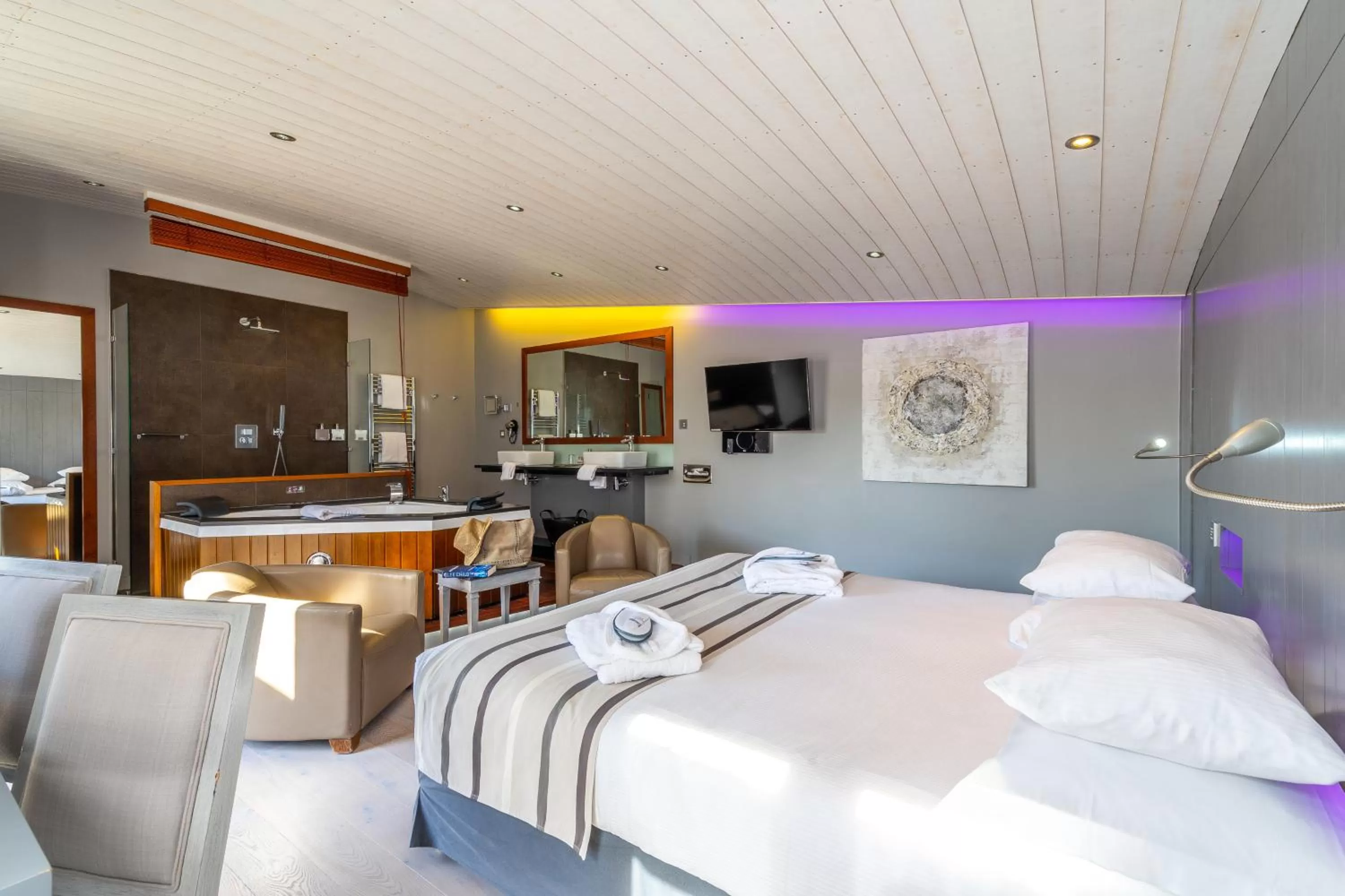 Photo of the whole room, Bed in Elégance Suites Hôtel