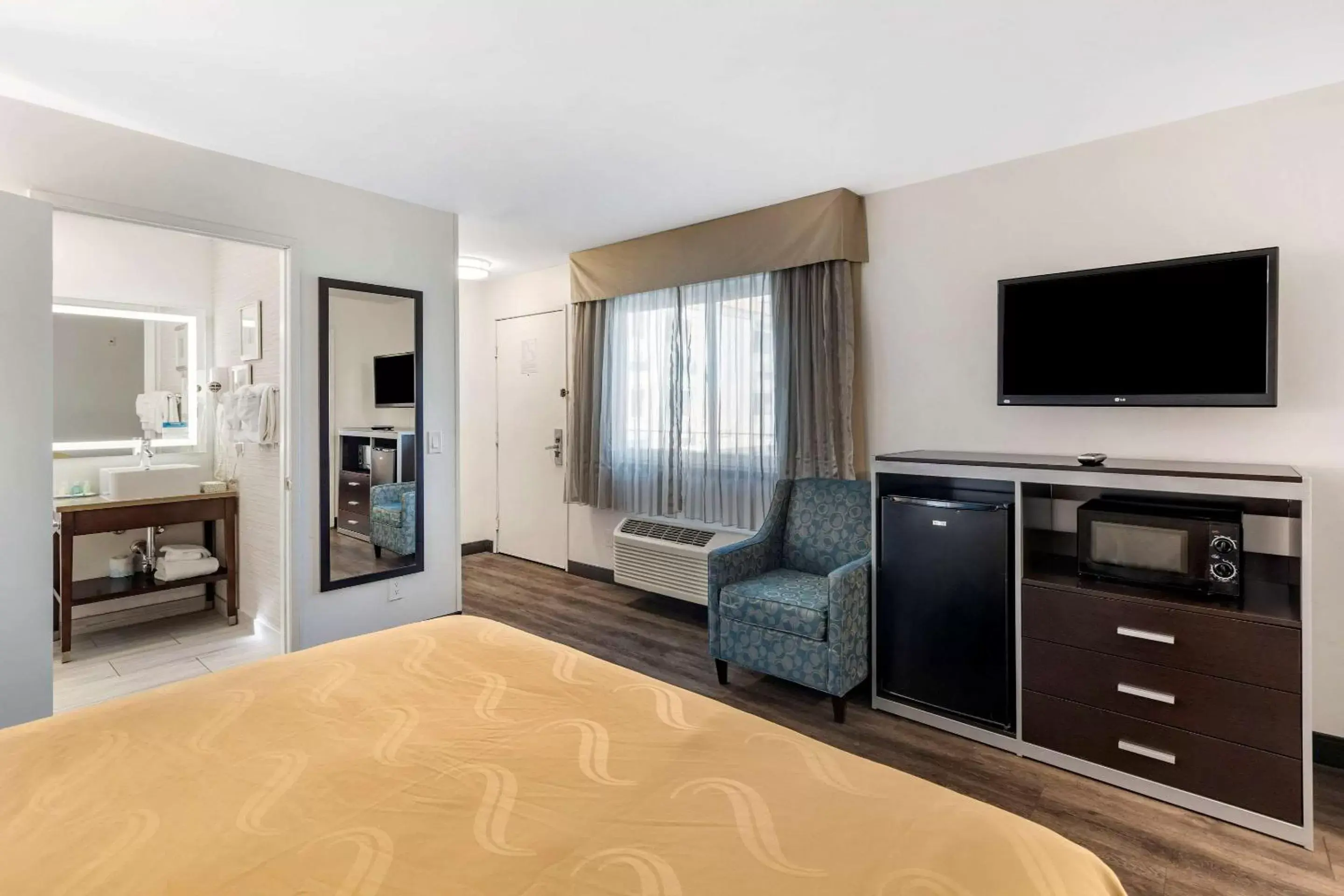 Bedroom, TV/Entertainment Center in Quality Inn Burbank Airport
