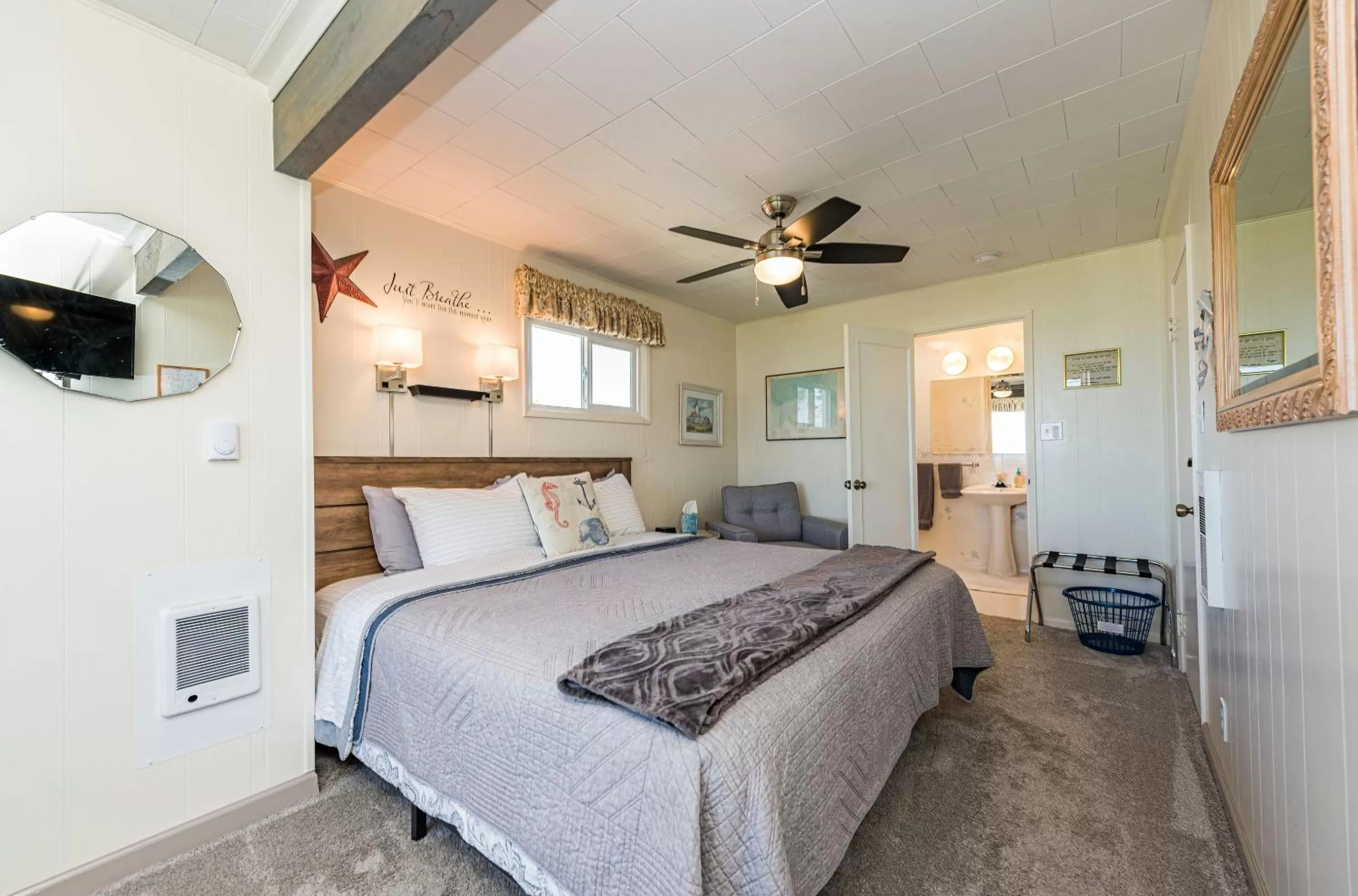 Bed in Juan de Fuca Waterfront Hotel & Cottages