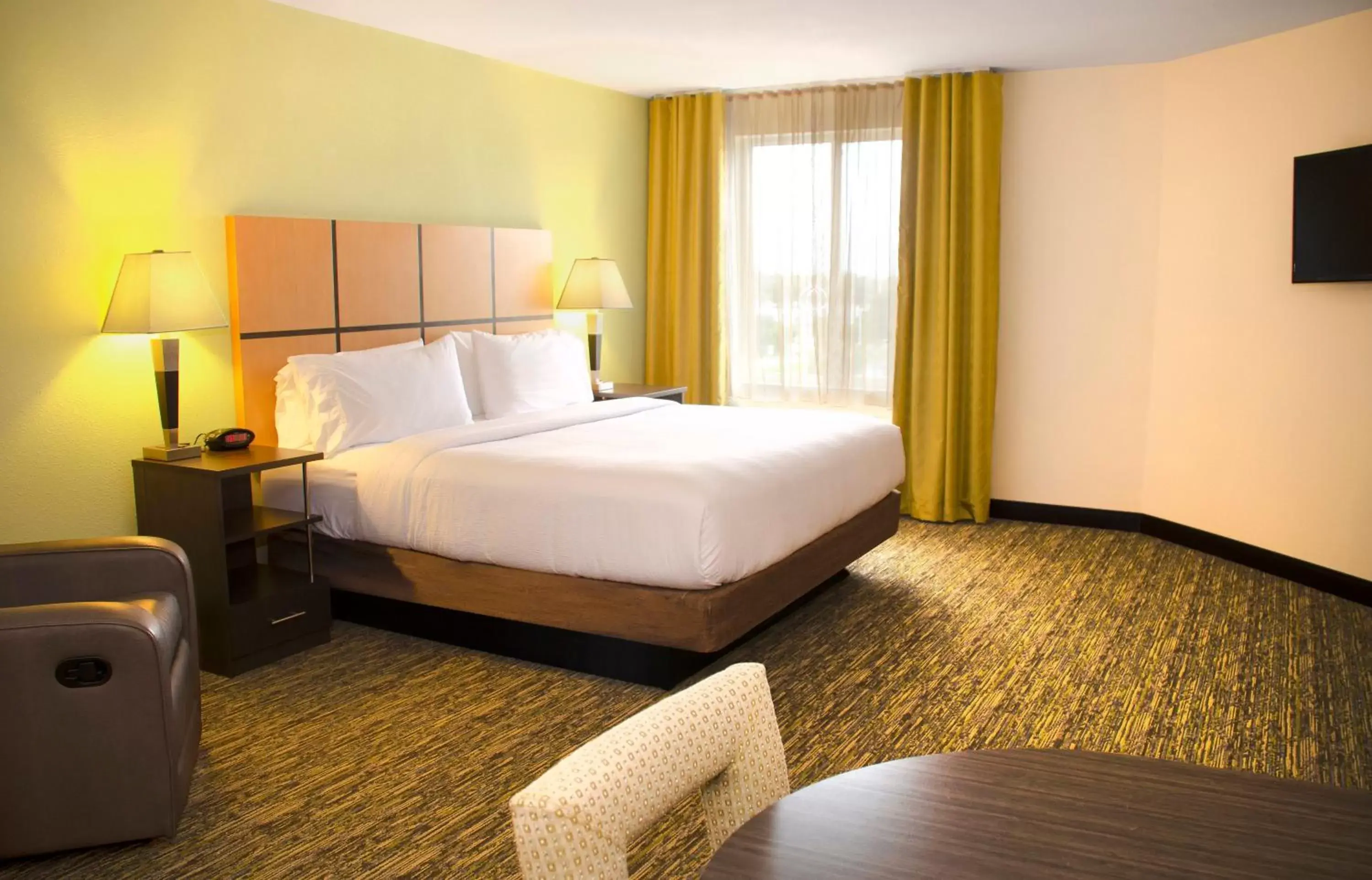 Photo of the whole room, Bed in Candlewood Suites York, an IHG Hotel