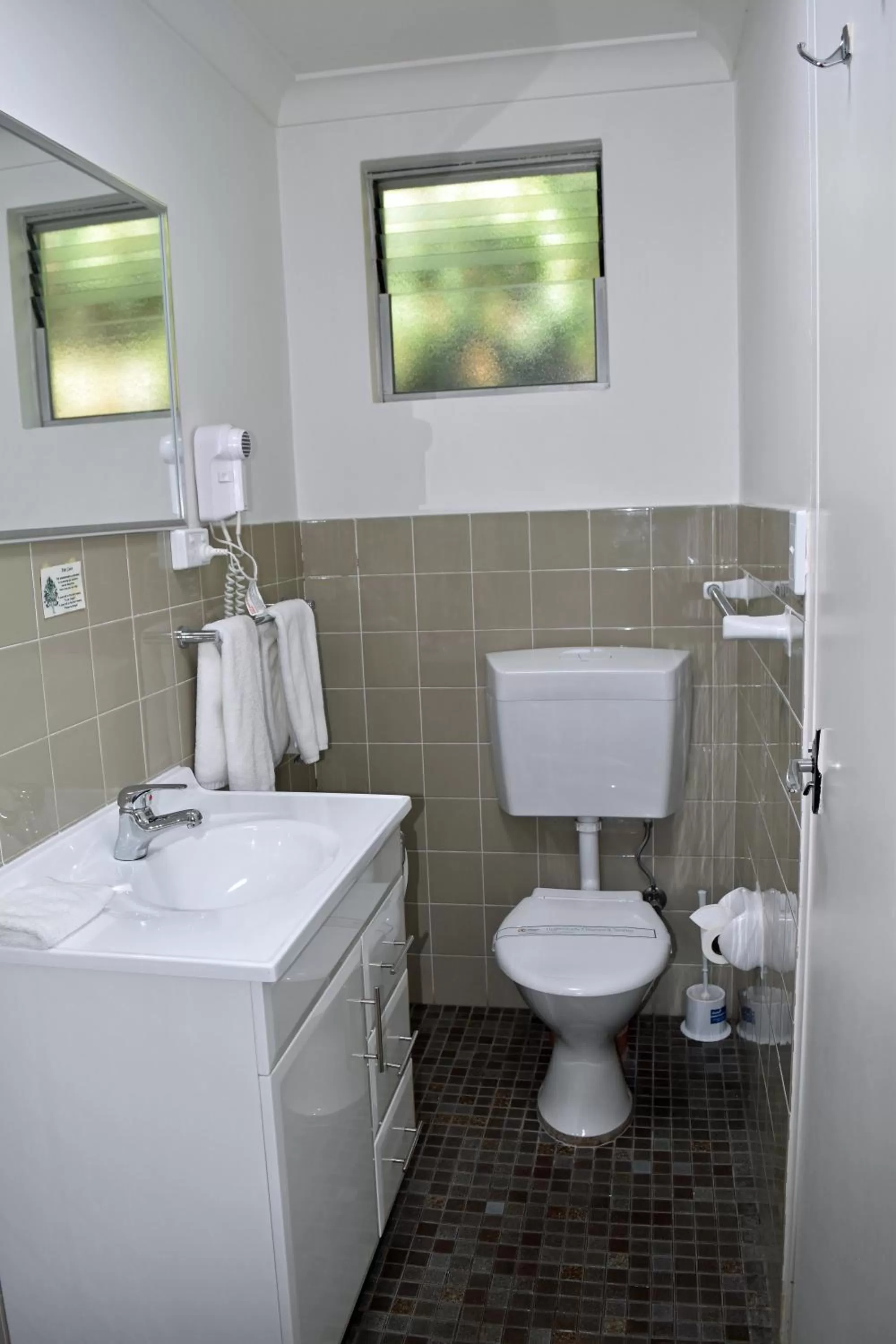 Ten Dollar Town Motel