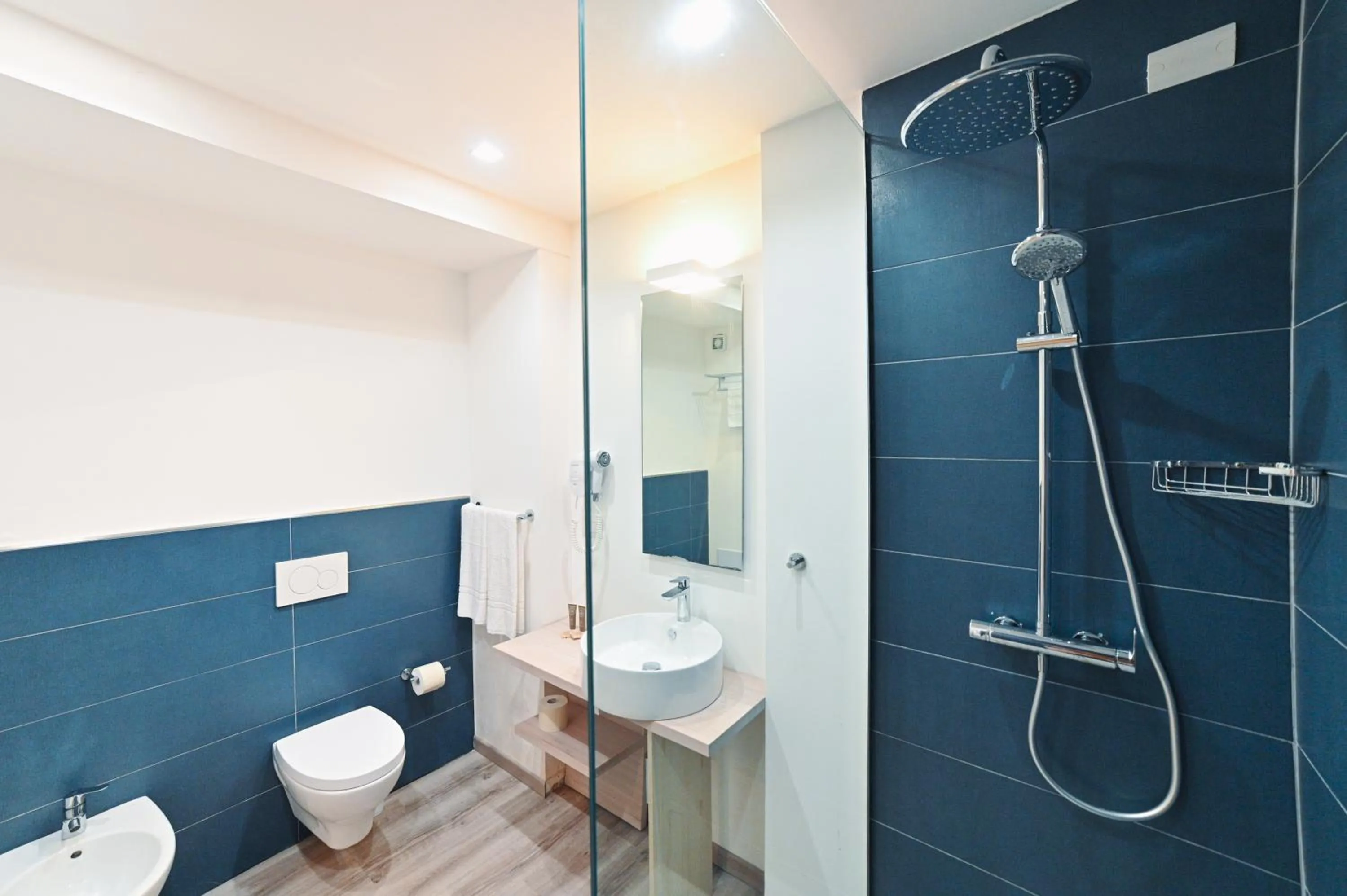 Shower in Hotel Baia Delle Sirene