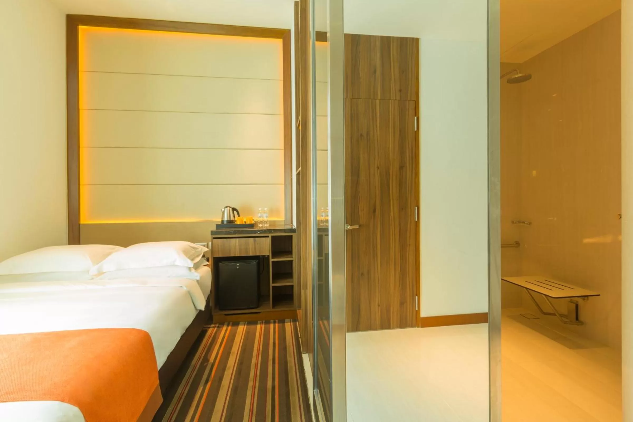 Photo of the whole room, Bed in Holiday Inn Express Singapore Clarke Quay by IHG