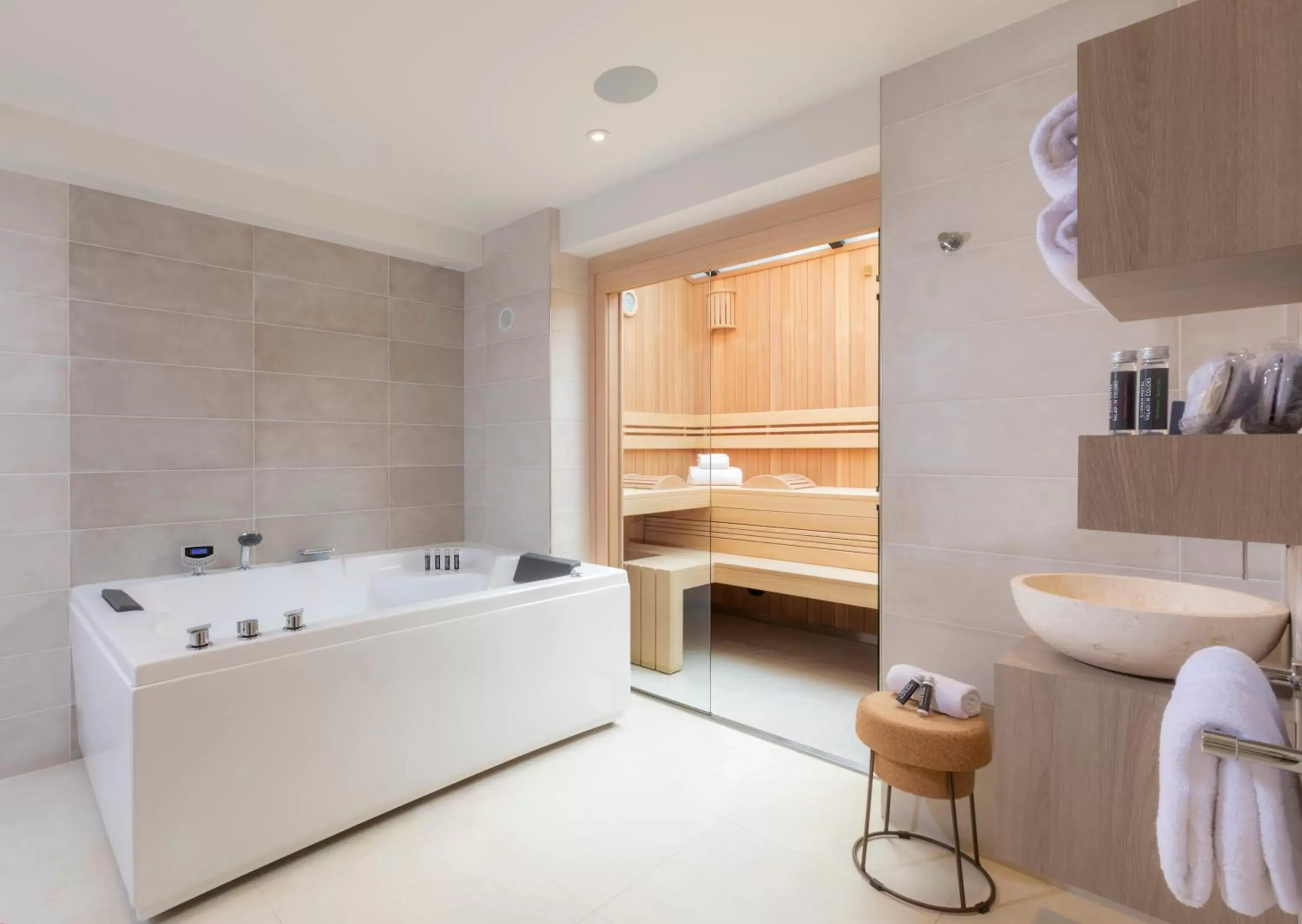 Hot Tub, Bathroom in Hotel Du Cadran