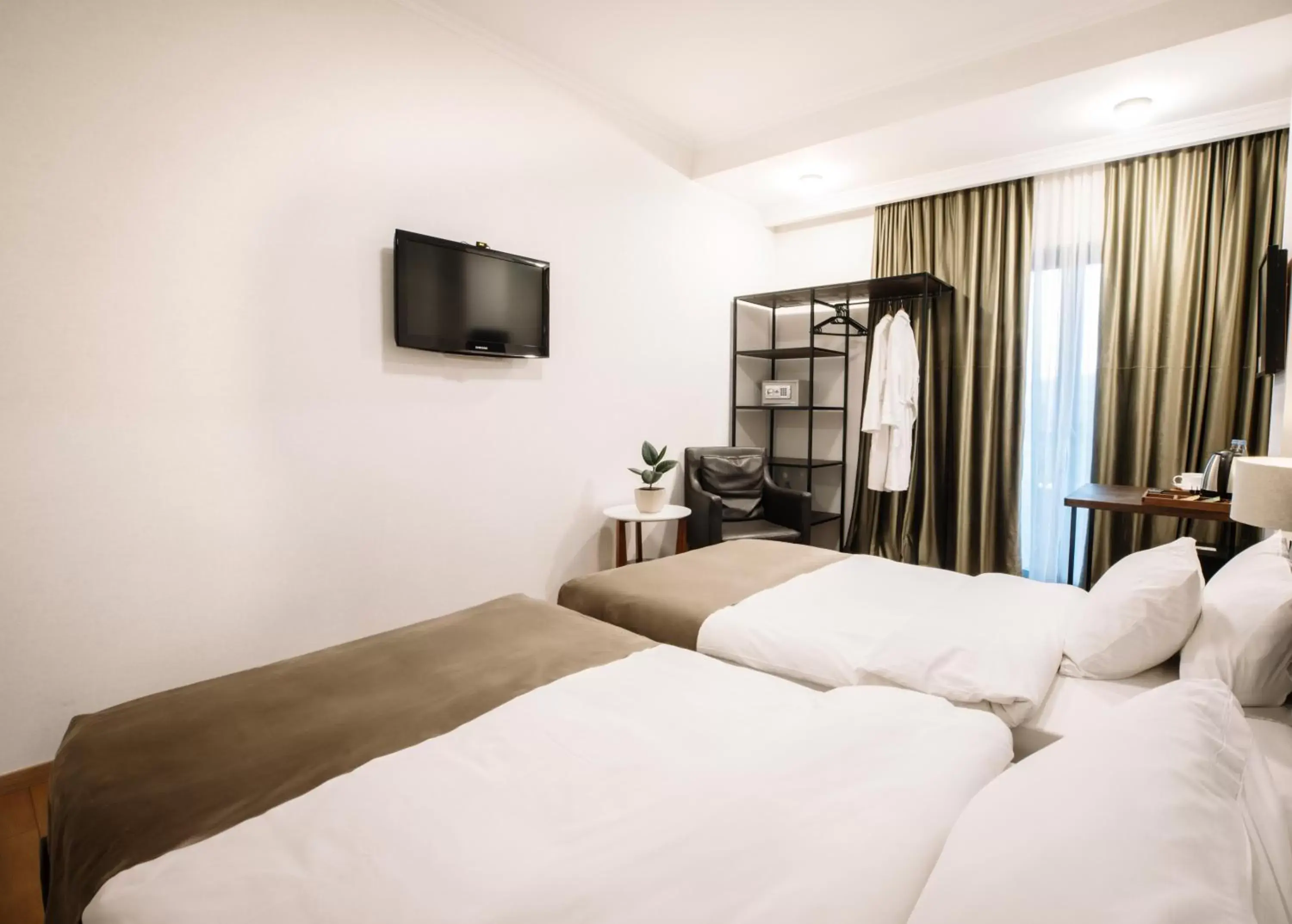 Superior Twin Room with City View and Balcony in Citadel Narikala Hotel Superior Twin Room with City View and Balcony in Citadel Narikala Hotel
