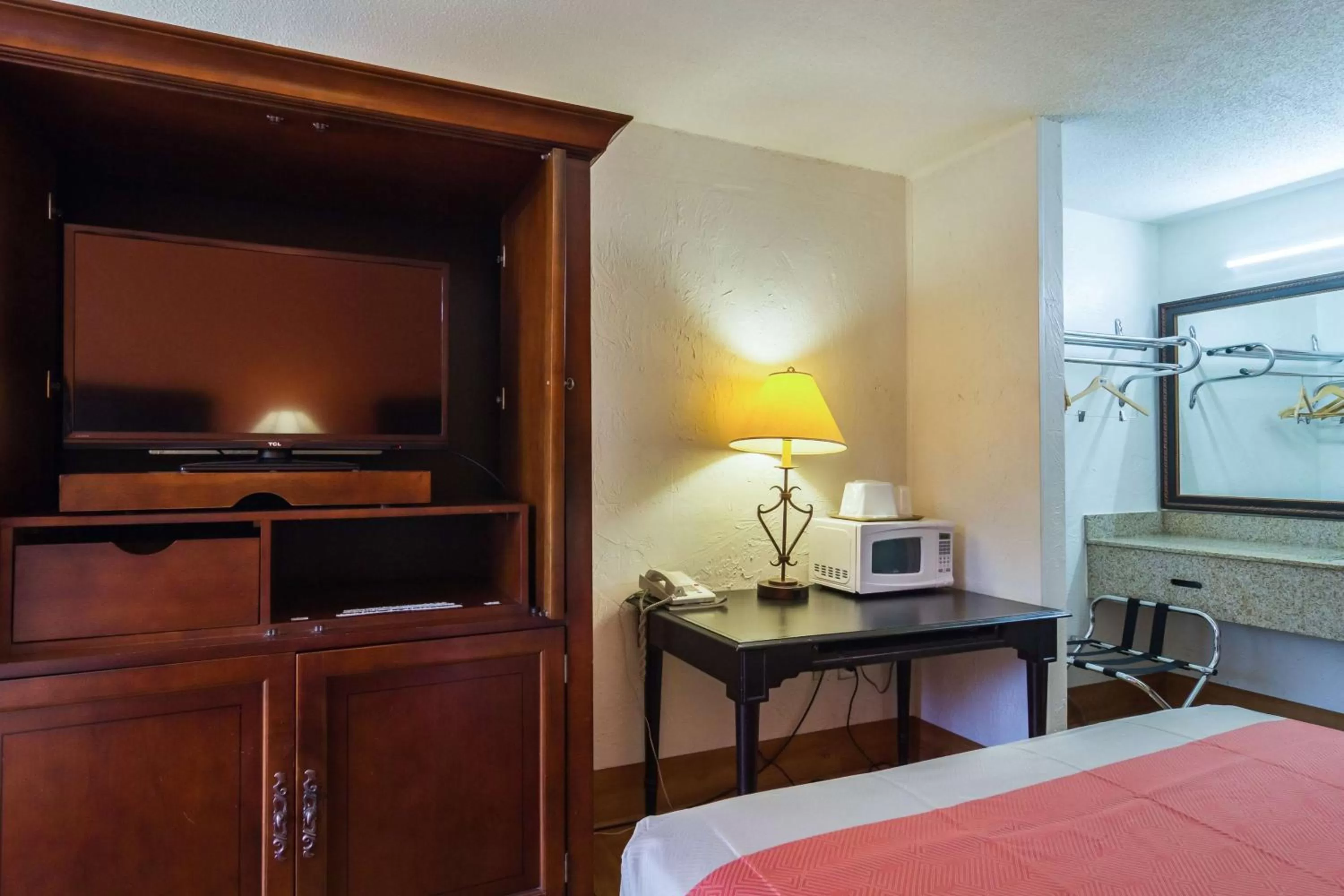 Photo of the whole room, Bed in Motel 6-Townsend, GA