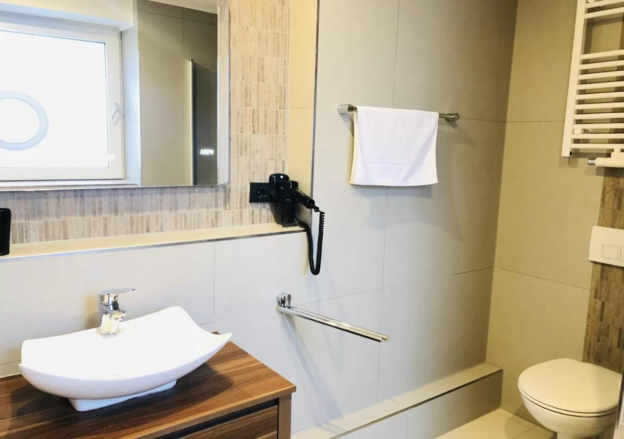 Bathroom in Elbgalerie Hotel