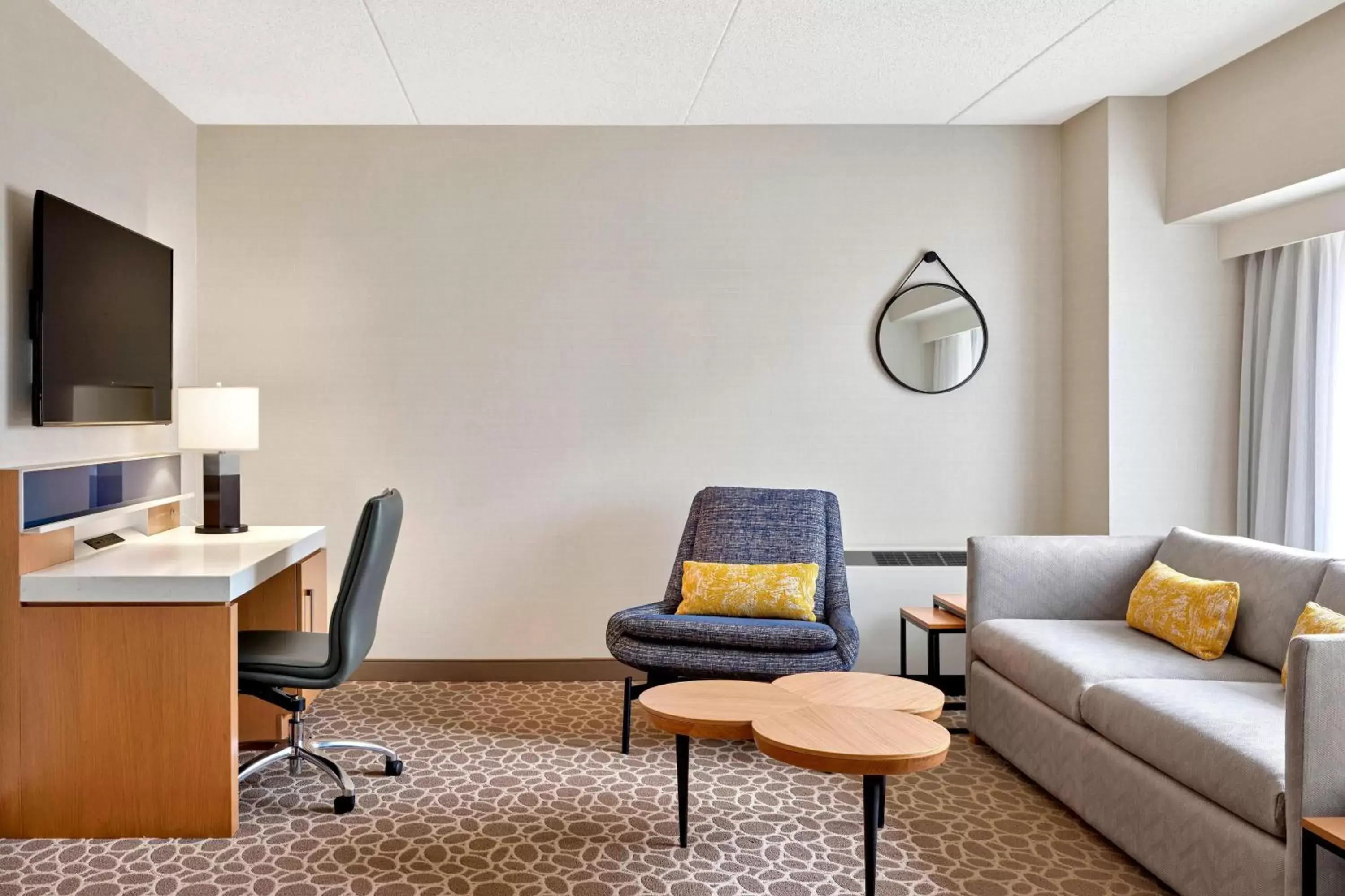 Living room, Seating Area in Delta Hotels Calgary Downtown