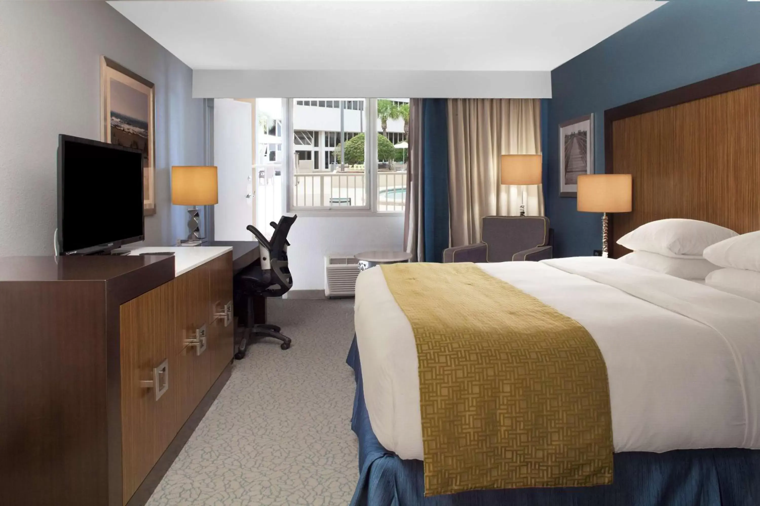 Bed in DoubleTree by Hilton Hotel Jacksonville Airport