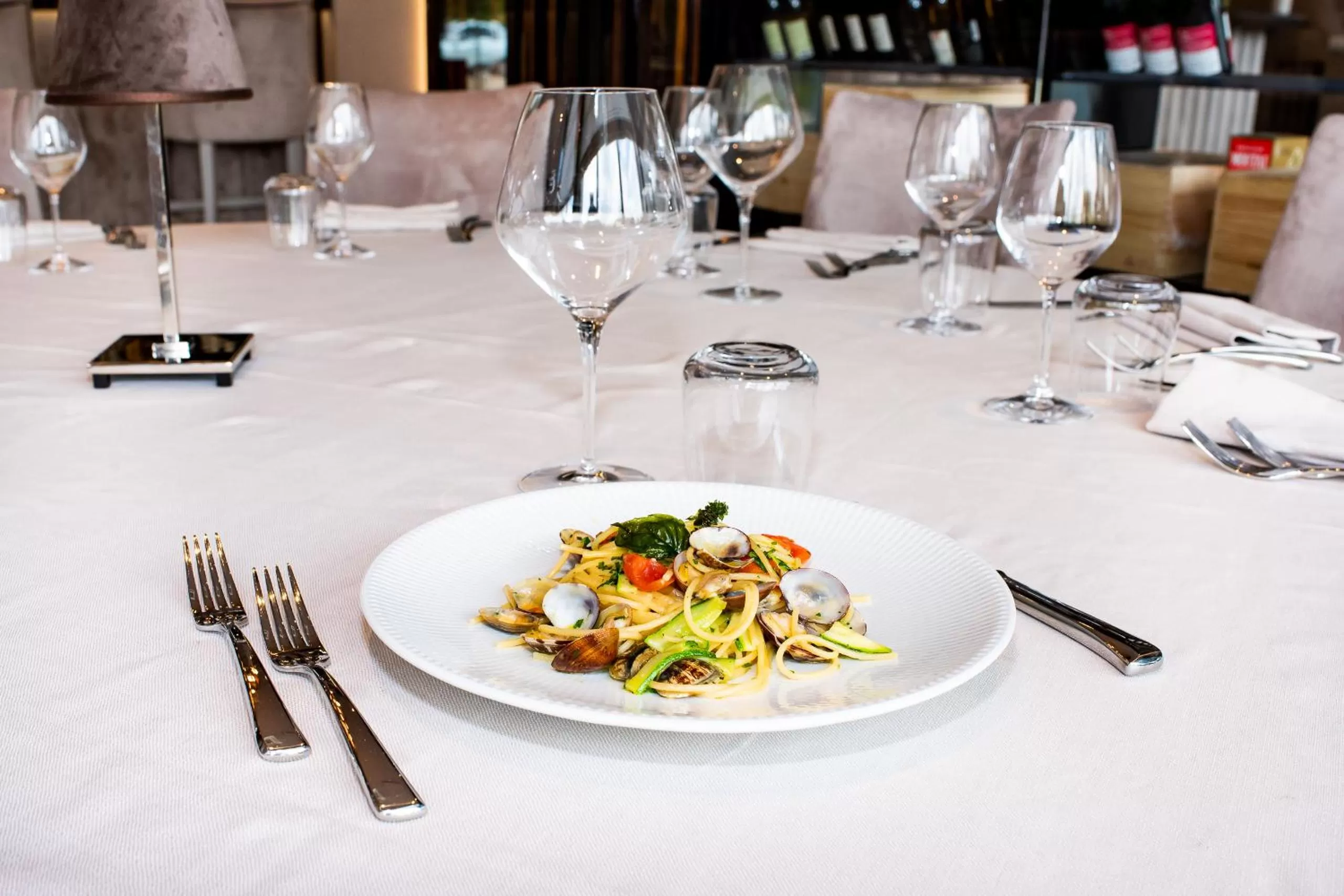 Restaurant/places to eat in M2 Hotel